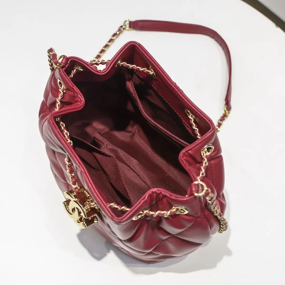 💰380￥Small size CHANEL: 2020 new model Double C chain rope mini bucket cowhide series, gold hardware accessories: large ribbed design, super beautiful, which is Xiaoxiang’s design style in the past two years, the cowhide feels soft and comfortable, more suitable for mini-shaped bags. Perfectly designed, clean, casual and fashionable, this is a must-have drawstring bag. Size black ready stock. Style number: 1699# Size: 15*15*14cm
