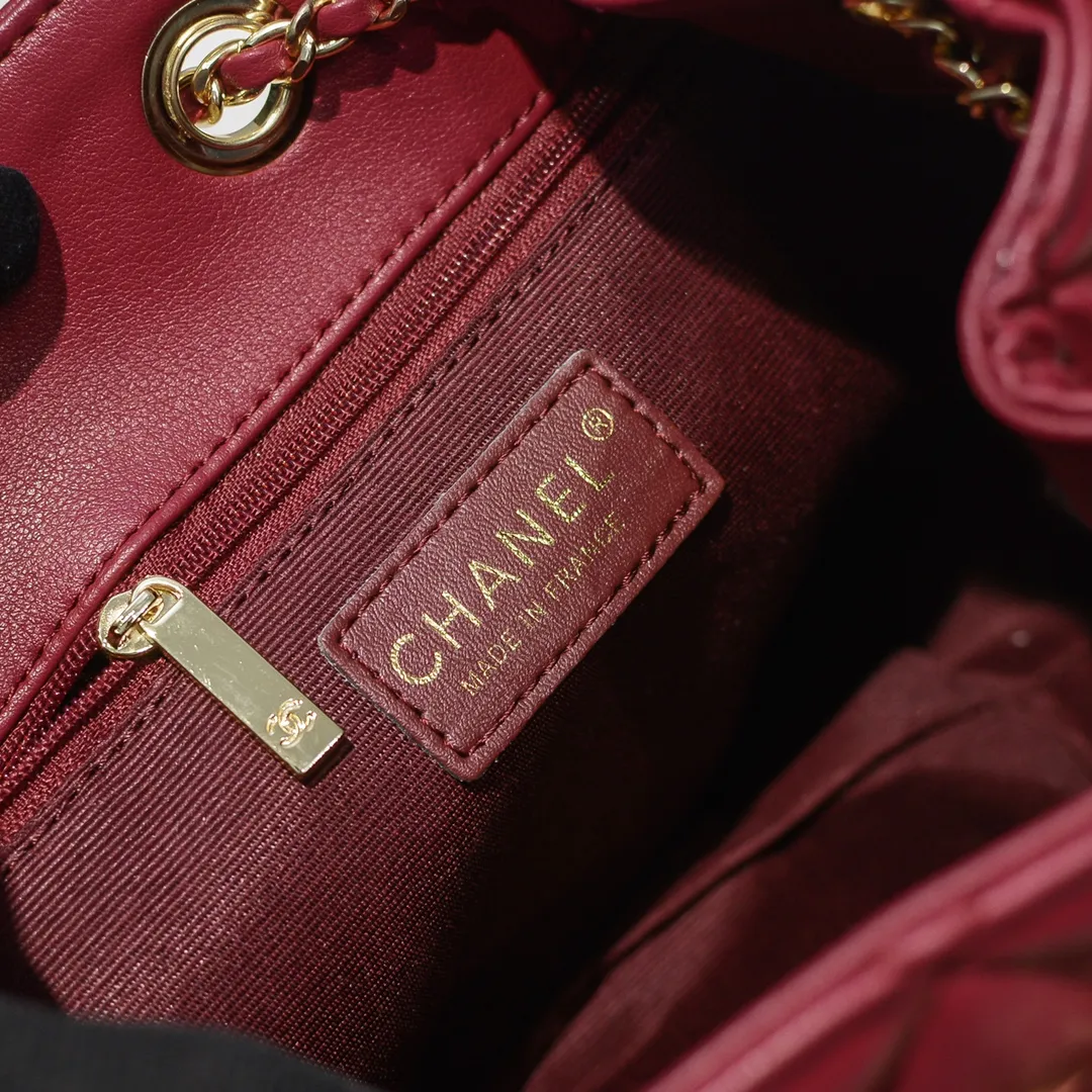 💰380￥Small size CHANEL: 2020 new model Double C chain rope mini bucket cowhide series, gold hardware accessories: large ribbed design, super beautiful, which is Xiaoxiang’s design style in the past two years, the cowhide feels soft and comfortable, more suitable for mini-shaped bags. Perfectly designed, clean, casual and fashionable, this is a must-have drawstring bag. Size black ready stock. Style number: 1699# Size: 15*15*14cm