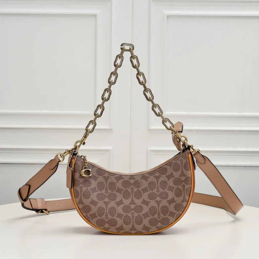 CM582 Kou's new mira crescent bag has a proper temperament on the upper body. It uses a retro brushed brass chain ~ full of texture. The two shoulder straps can be worn cross-body under the arm. You can switch between the two styles at will. Size:23.5*16*6.5cm