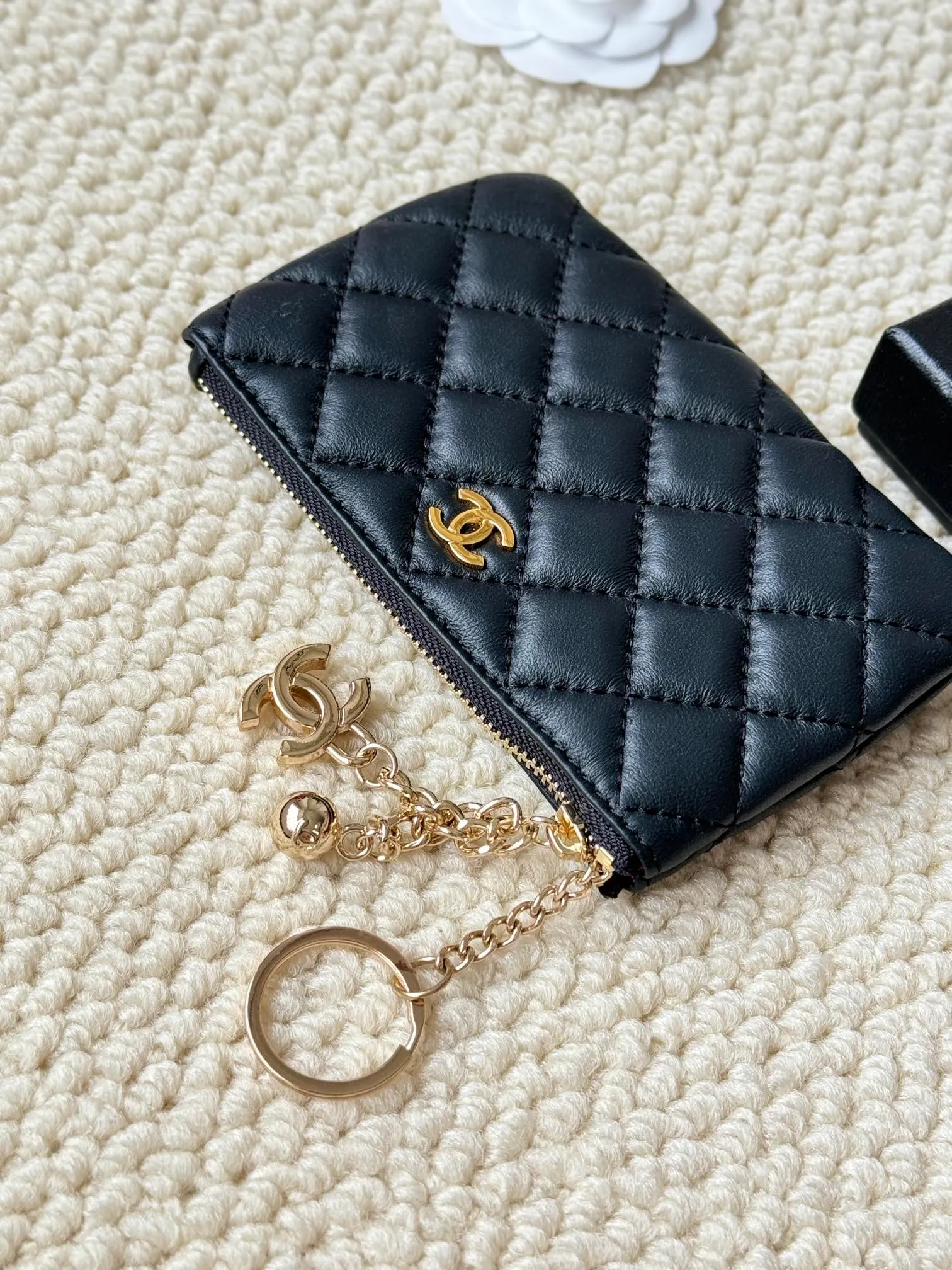 💰130 chanel sheepskin pendant coin purse💦 Model No.: A50168 Classic small carry-on bag, one of the most practical bags in the era of mobile payment, cards, change, key and lipstick in one package, cute, practical and connotative, nice card holder, key bag, coin purse, lipstick bag. Reference size: 9.5×15×0.5cm