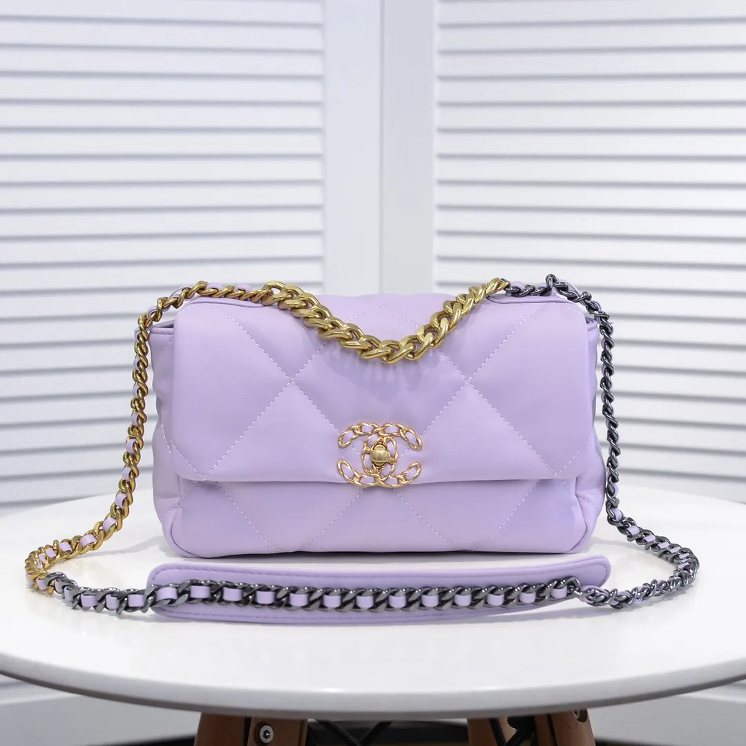 💰370￥Chanel’s latest hot model in purple small size is now available📣📣Synchronized with counters🤭Imported cowhide🐂feels very soft. The upper body effect is super good, it can be carried by hand, on one shoulder or cross-body, showing the elegance and charm of women. Hurry up and get it. Style number: 9010. Size: 26*16*10cm.