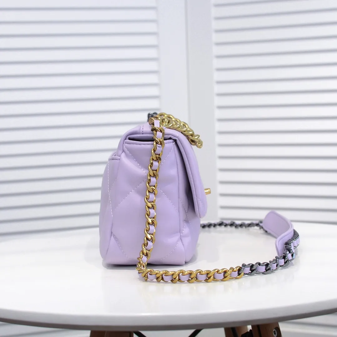 💰370￥Chanel’s latest hot model in purple small size is now available📣📣Synchronized with counters🤭Imported cowhide🐂feels very soft. The upper body effect is super good, it can be carried by hand, on one shoulder or cross-body, showing the elegance and charm of women. Hurry up and get it. Style number: 9010. Size: 26*16*10cm.