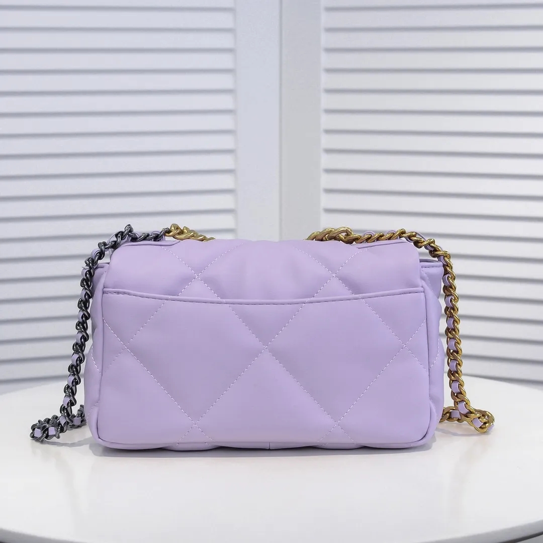 💰370￥Chanel’s latest hot model in purple small size is now available📣📣Synchronized with counters🤭Imported cowhide🐂feels very soft. The upper body effect is super good, it can be carried by hand, on one shoulder or cross-body, showing the elegance and charm of women. Hurry up and get it. Style number: 9010. Size: 26*16*10cm.