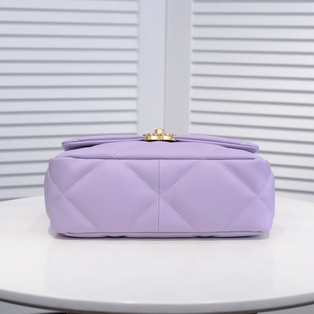 💰370￥Chanel’s latest hot model in purple small size is now available📣📣Synchronized with counters🤭Imported cowhide🐂feels very soft. The upper body effect is super good, it can be carried by hand, on one shoulder or cross-body, showing the elegance and charm of women. Hurry up and get it. Style number: 9010. Size: 26*16*10cm.