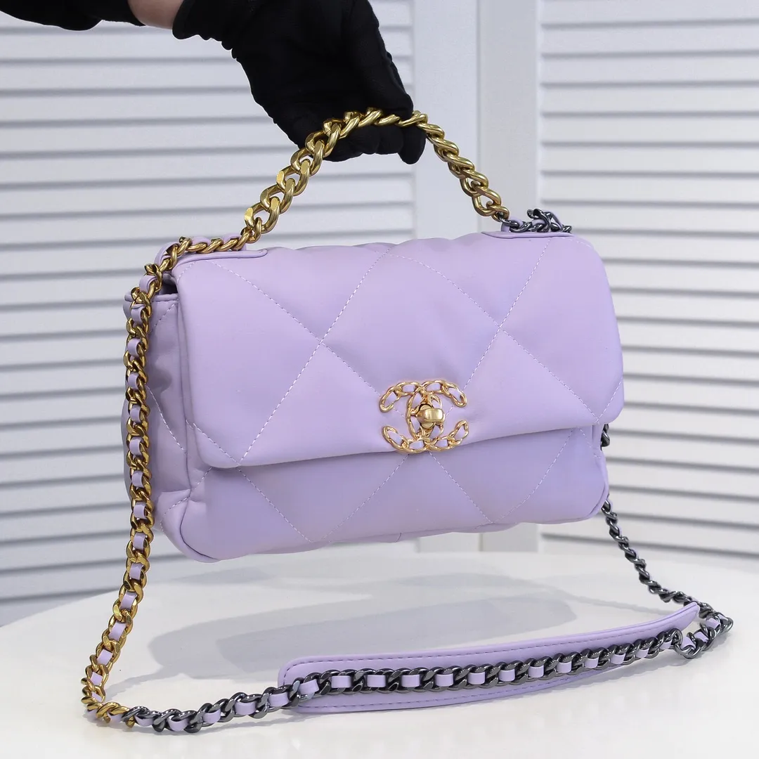 💰370￥Chanel’s latest hot model in purple small size is now available📣📣Synchronized with counters🤭Imported cowhide🐂feels very soft. The upper body effect is super good, it can be carried by hand, on one shoulder or cross-body, showing the elegance and charm of women. Hurry up and get it. Style number: 9010. Size: 26*16*10cm.