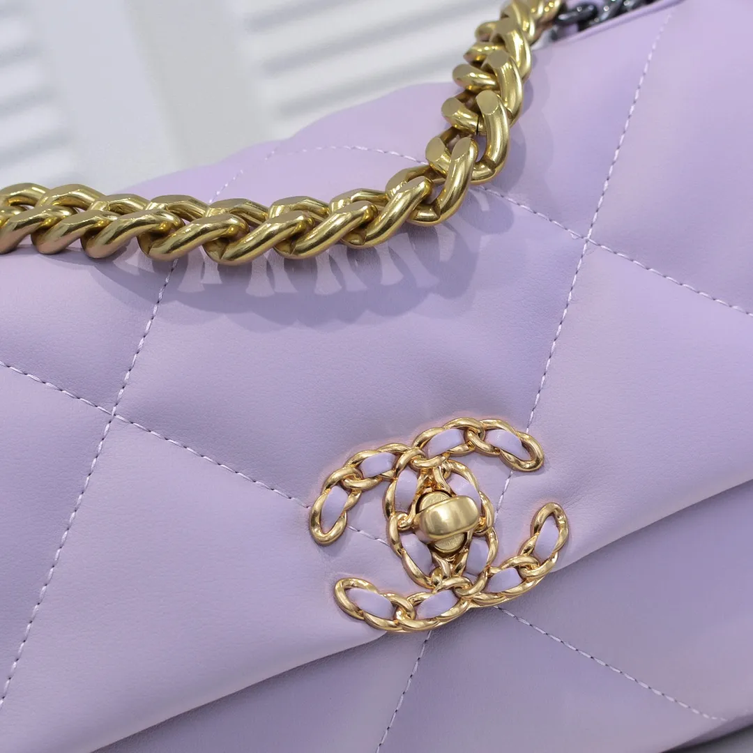 💰370￥Chanel’s latest hot model in purple small size is now available📣📣Synchronized with counters🤭Imported cowhide🐂feels very soft. The upper body effect is super good, it can be carried by hand, on one shoulder or cross-body, showing the elegance and charm of women. Hurry up and get it. Style number: 9010. Size: 26*16*10cm.