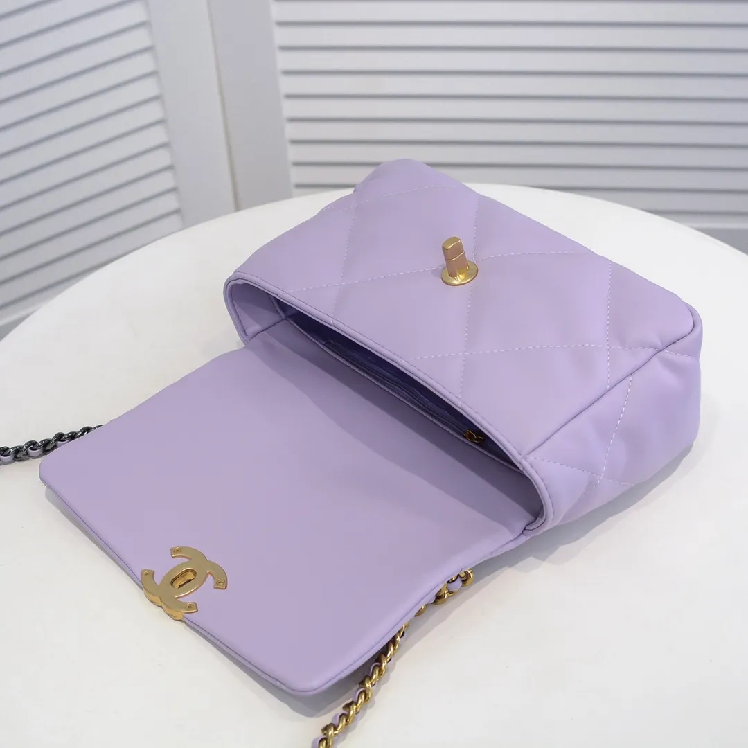 💰370￥Chanel’s latest hot model in purple small size is now available📣📣Synchronized with counters🤭Imported cowhide🐂feels very soft. The upper body effect is super good, it can be carried by hand, on one shoulder or cross-body, showing the elegance and charm of women. Hurry up and get it. Style number: 9010. Size: 26*16*10cm.