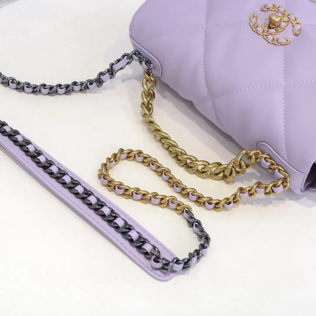 💰370￥Chanel’s latest hot model in purple small size is now available📣📣Synchronized with counters🤭Imported cowhide🐂feels very soft. The upper body effect is super good, it can be carried by hand, on one shoulder or cross-body, showing the elegance and charm of women. Hurry up and get it. Style number: 9010. Size: 26*16*10cm.