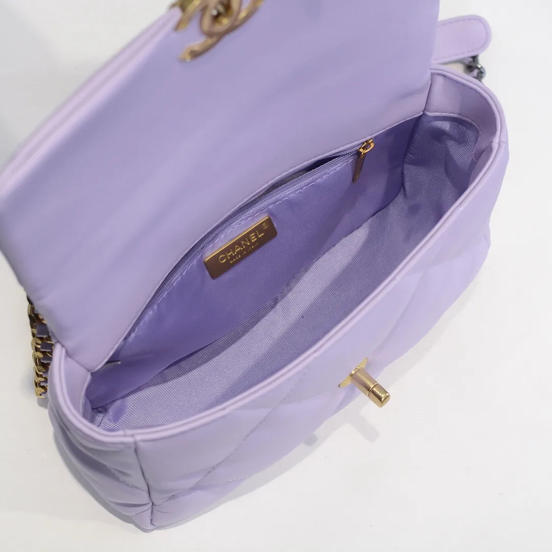 💰370￥Chanel’s latest hot model in purple small size is now available📣📣Synchronized with counters🤭Imported cowhide🐂feels very soft. The upper body effect is super good, it can be carried by hand, on one shoulder or cross-body, showing the elegance and charm of women. Hurry up and get it. Style number: 9010. Size: 26*16*10cm.
