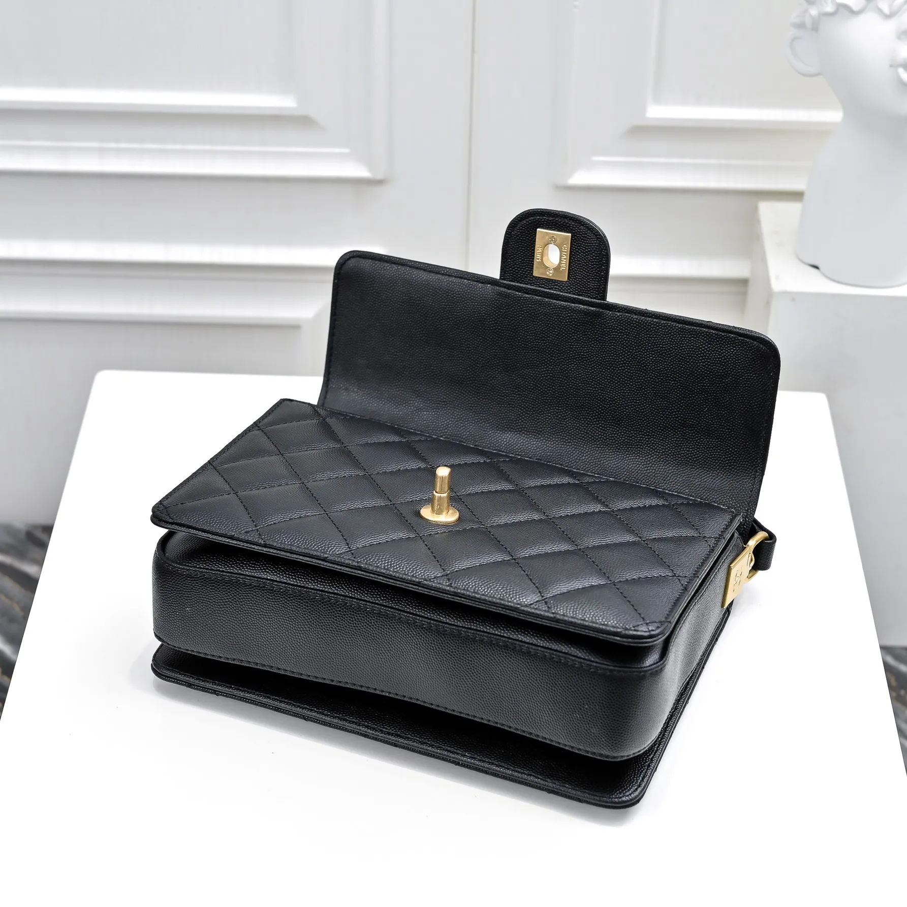 💰450￥Large size👑CHANEL24k new autumn and winter large, medium and small caviar cowhide unique texture. It can be carried by hand or cross-body. The shoulder strap is detachable, whether it is for daily outings or important occasions, it can perfectly match every look of yours. Its classicness and elegance make you stand out from the crowd. Large size: 23x16cm, style number: 1212