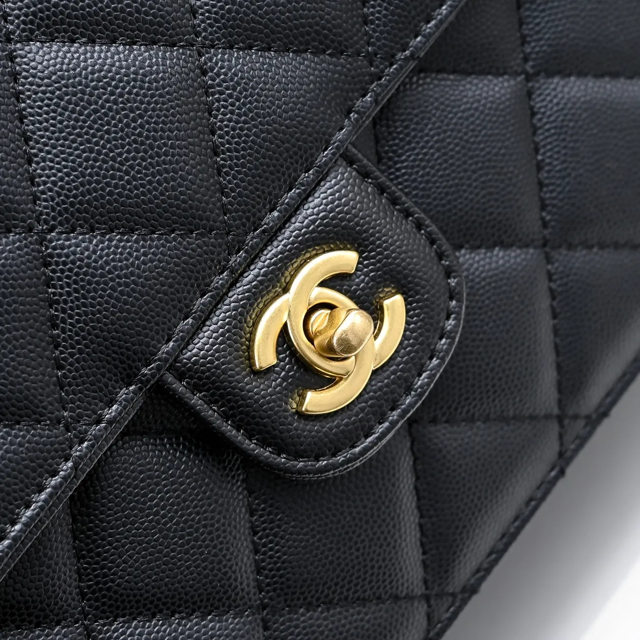💰450￥Large size👑CHANEL24k new autumn and winter large, medium and small caviar cowhide unique texture. It can be carried by hand or cross-body. The shoulder strap is detachable, whether it is for daily outings or important occasions, it can perfectly match every look of yours. Its classicness and elegance make you stand out from the crowd. Large size: 23x16cm, style number: 1212