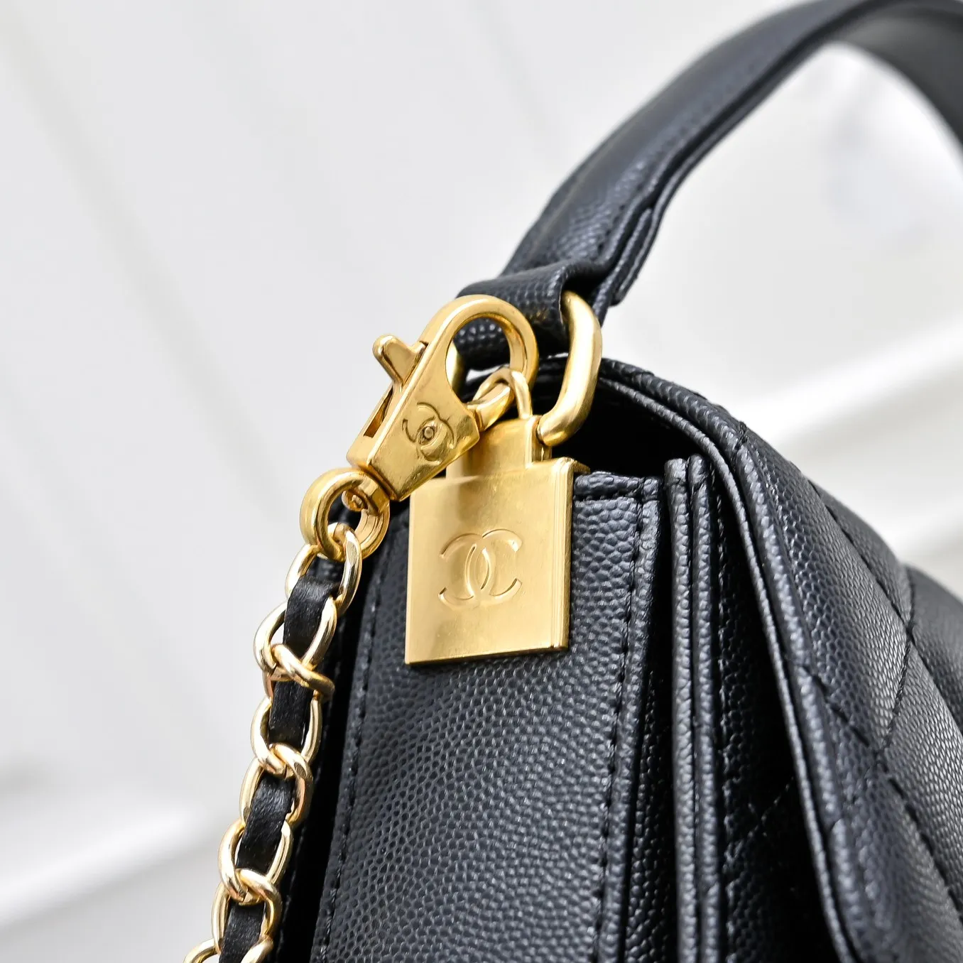 💰450￥Large size👑CHANEL24k new autumn and winter large, medium and small caviar cowhide unique texture. It can be carried by hand or cross-body. The shoulder strap is detachable, whether it is for daily outings or important occasions, it can perfectly match every look of yours. Its classicness and elegance make you stand out from the crowd. Large size: 23x16cm, style number: 1212