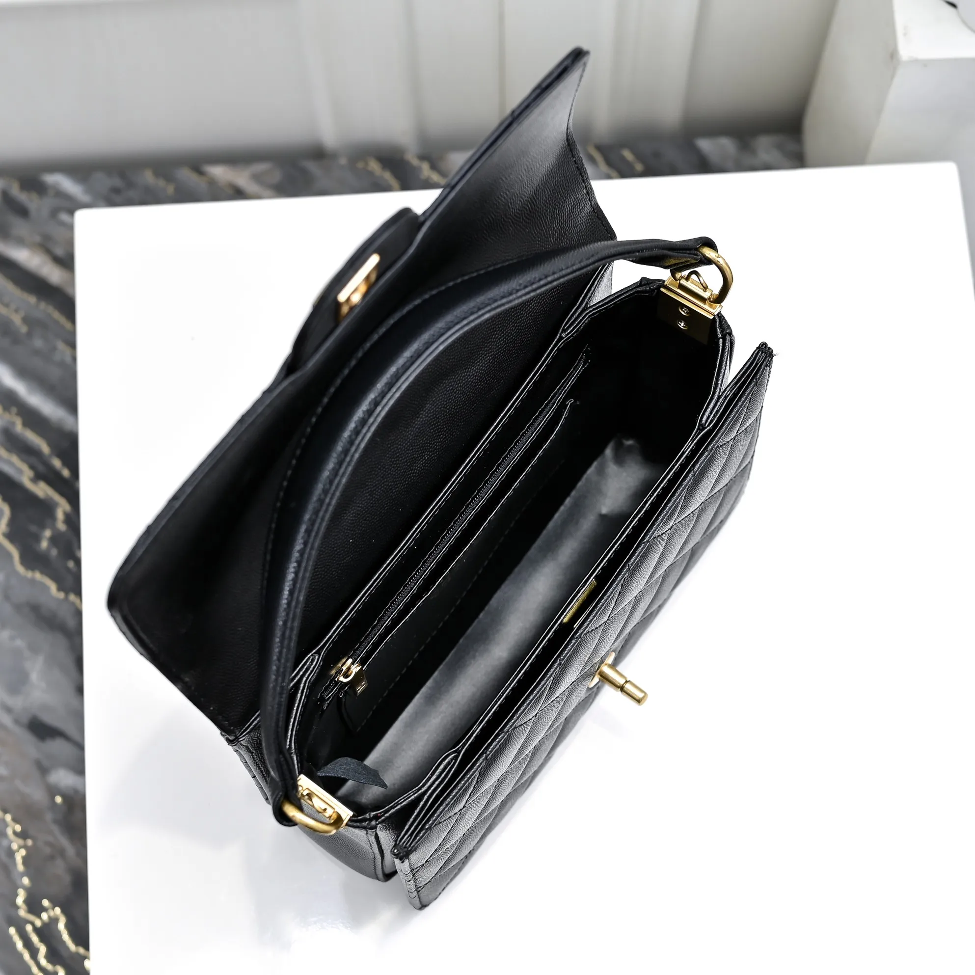 💰450￥Large size👑CHANEL24k new autumn and winter large, medium and small caviar cowhide unique texture. It can be carried by hand or cross-body. The shoulder strap is detachable, whether it is for daily outings or important occasions, it can perfectly match every look of yours. Its classicness and elegance make you stand out from the crowd. Large size: 23x16cm, style number: 1212
