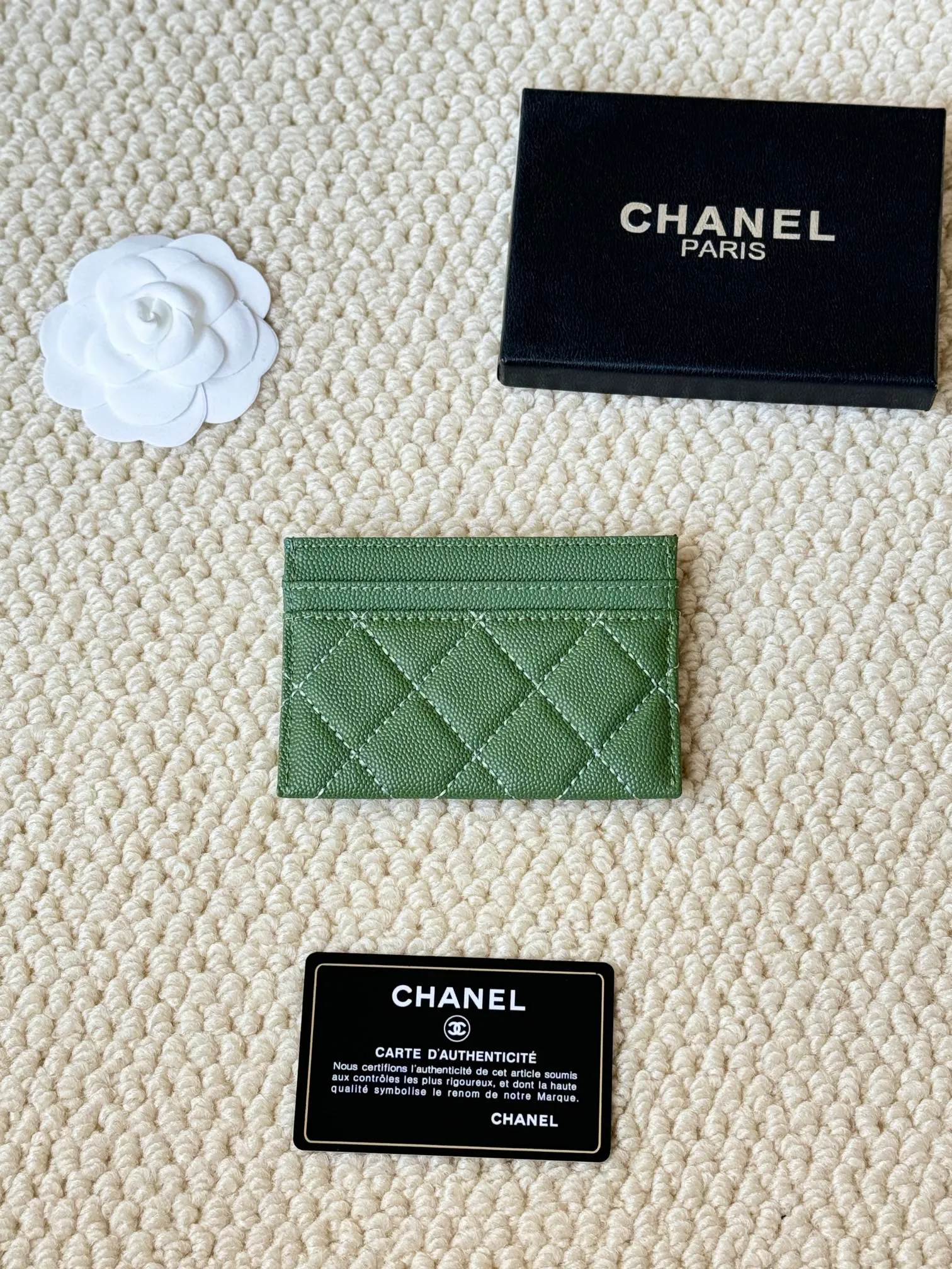 💰100 chanel model: 3188 22k embossed lgo large double C hardware, official website 2023 latest 🆕card holder, caviar medium ball grain cowhide, anti-scratch, super glossy, 3 card slots each put a card, you can also put a card + a few coins in the middle Size: 10cm