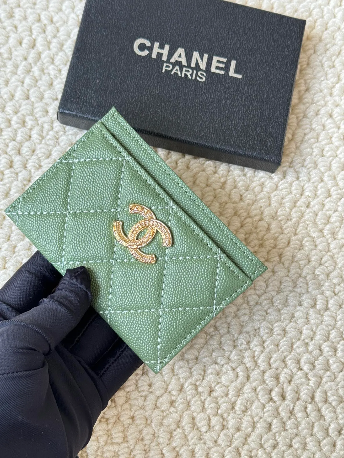 💰100 chanel model: 3188 22k embossed lgo large double C hardware, official website 2023 latest 🆕card holder, caviar medium ball grain cowhide, anti-scratch, super glossy, 3 card slots each put a card, you can also put a card + a few coins in the middle Size: 10cm