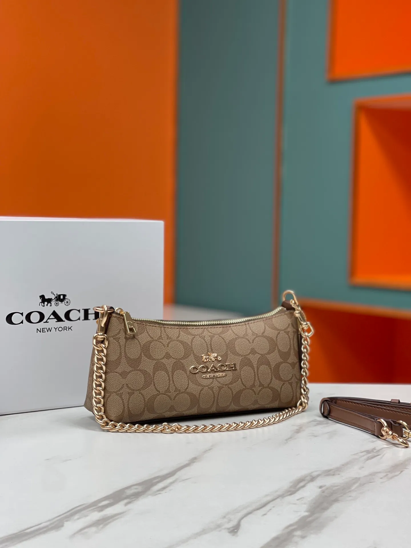 Top original order, batch 380💰COACH/Coach’s new Charlotte series CL405 CL406 CL407 CL656 New product, incomparably beautiful armpit baguette bag! Short chain shoulder strap! Long leather shoulder strap! Suitable for different occasions, different styles and different combinations! The shape of the paper boat is simple and matched with a metal chain. Super beautiful. Size 26/12/7