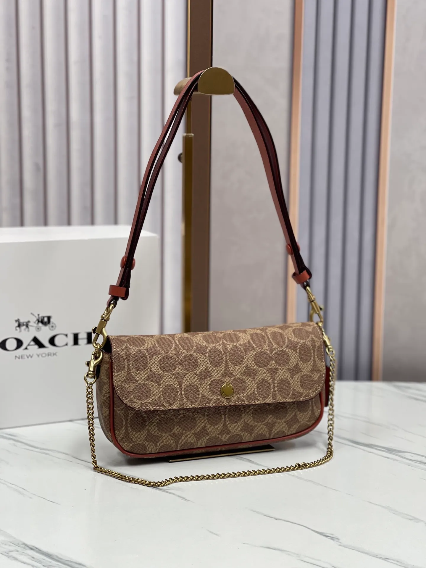 Batch 380¥💰Coach/Coach new model, CAN90 CAN91 CAN92 Brook Chain bag is a lightweight and attractive baguette bag. It is a practical small bag with clamshell design and strong privacy. There is also a large zipper layer in the bag. Metal chain and leather, with two shoulder straps, it is very convenient. The four colors are all attractive. Size 23-12-4,