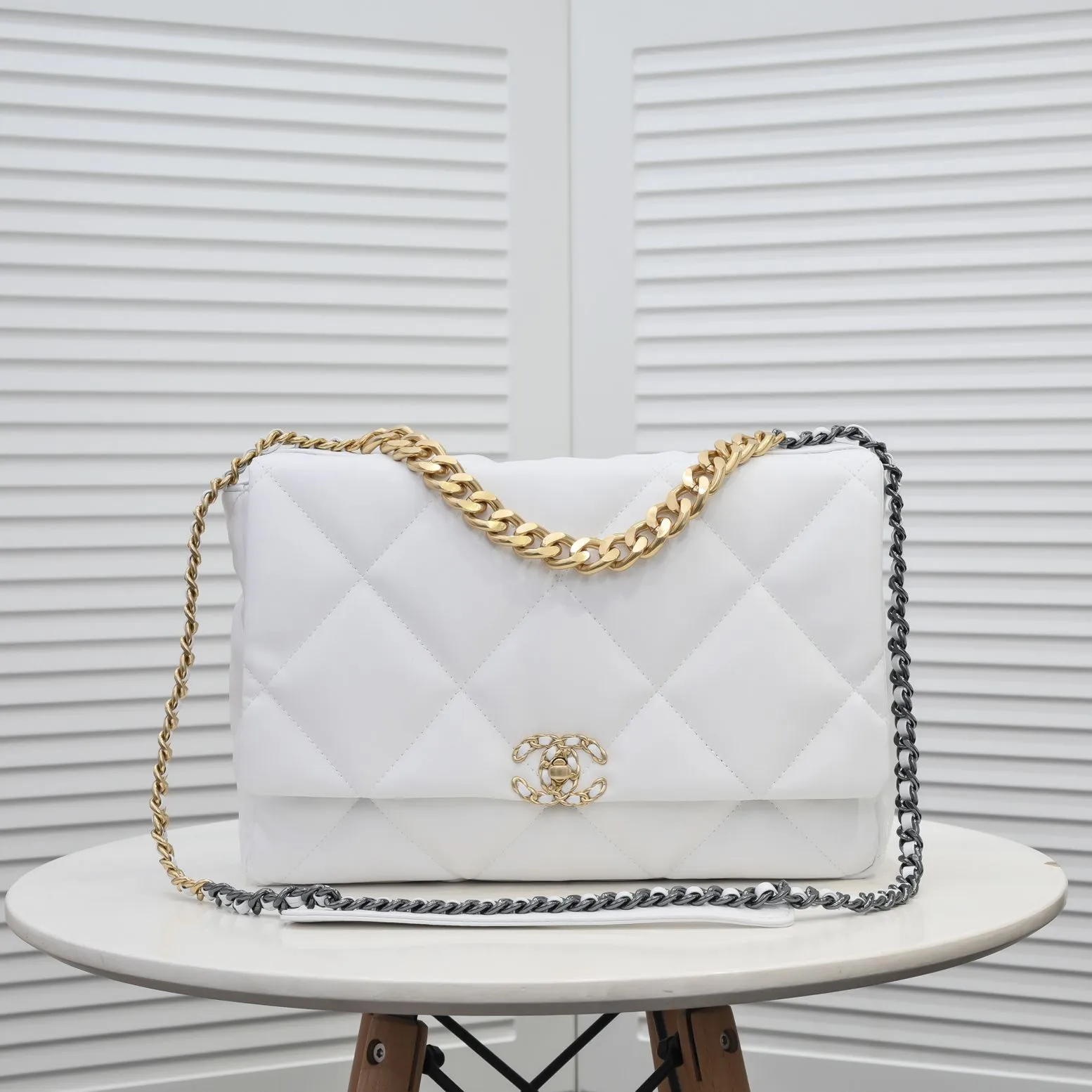 💰480￥Pure white large size Chanel’s latest hot style is now available📣📣Synchronized with counters🤭Imported cowhide🐂feels very soft. The upper body effect is super good, it can be carried by hand, on one shoulder or cross-body, showing the elegance and charm of women. Hurry up and get it. Style number: 9012. Size: 36*24*14cm.