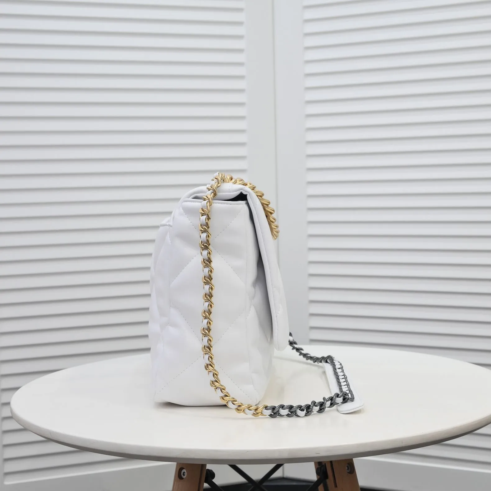 💰480￥Pure white large size Chanel’s latest hot style is now available📣📣Synchronized with counters🤭Imported cowhide🐂feels very soft. The upper body effect is super good, it can be carried by hand, on one shoulder or cross-body, showing the elegance and charm of women. Hurry up and get it. Style number: 9012. Size: 36*24*14cm.