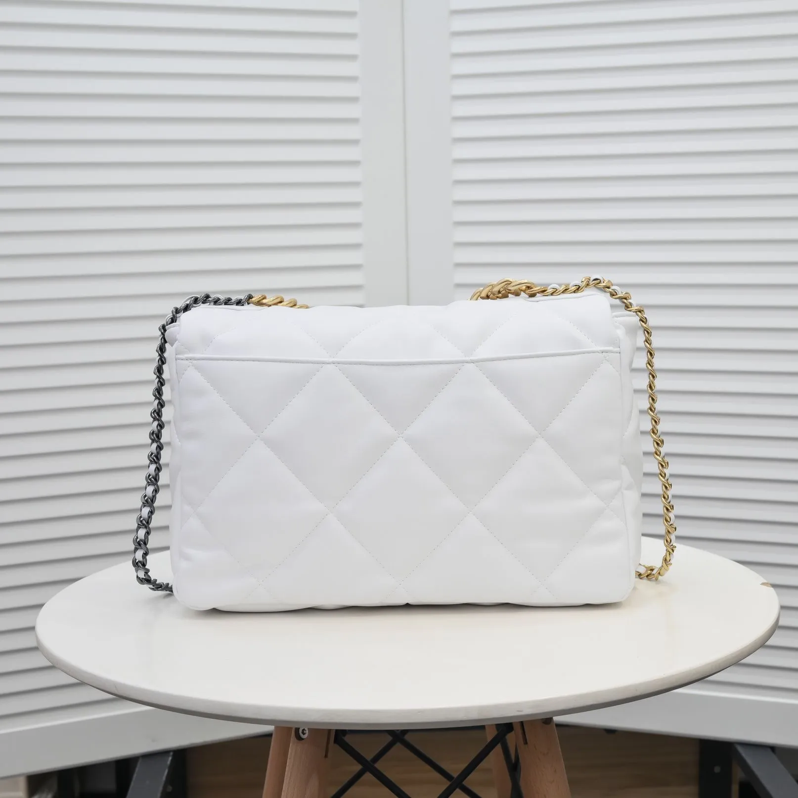 💰480￥Pure white large size Chanel’s latest hot style is now available📣📣Synchronized with counters🤭Imported cowhide🐂feels very soft. The upper body effect is super good, it can be carried by hand, on one shoulder or cross-body, showing the elegance and charm of women. Hurry up and get it. Style number: 9012. Size: 36*24*14cm.