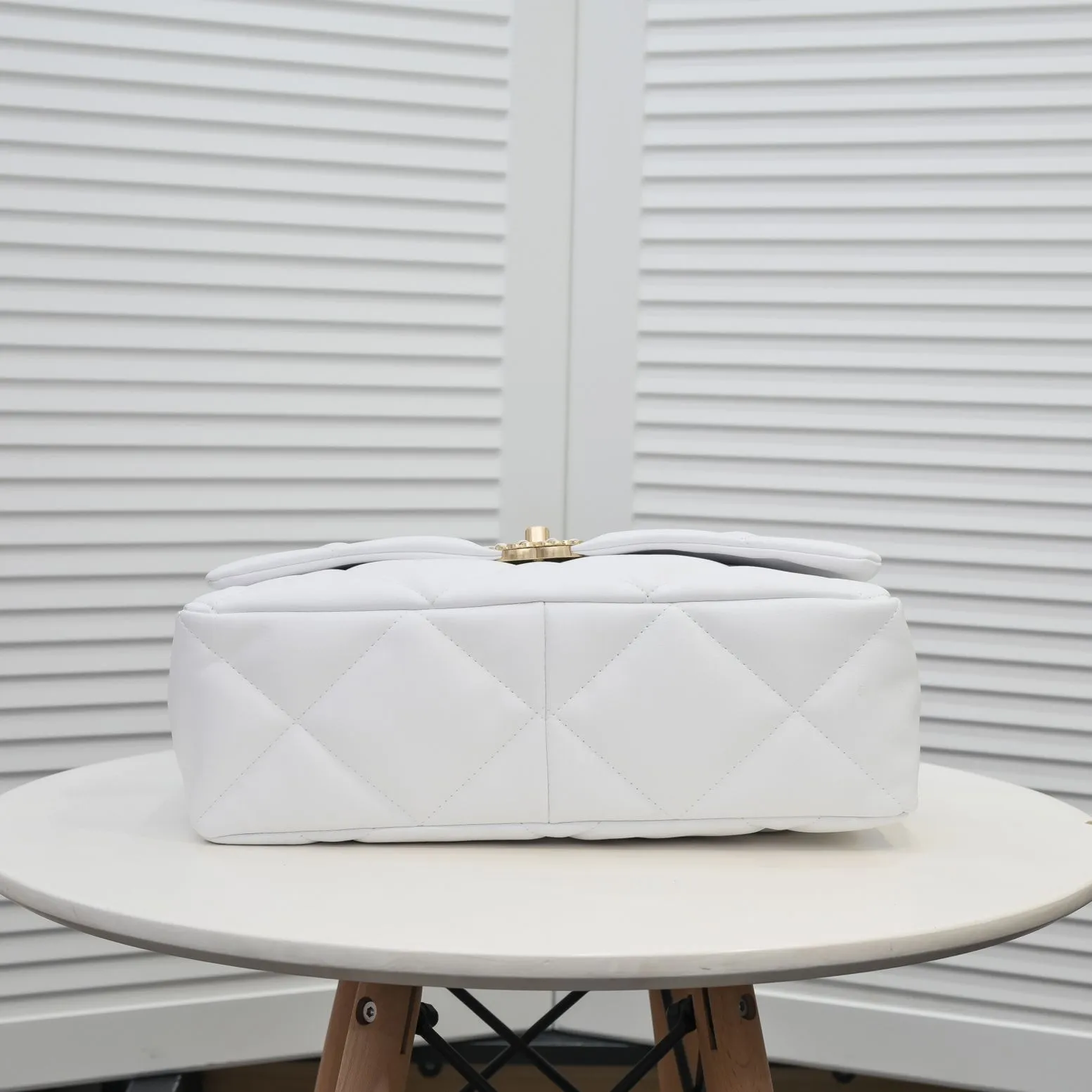 💰480￥Pure white large size Chanel’s latest hot style is now available📣📣Synchronized with counters🤭Imported cowhide🐂feels very soft. The upper body effect is super good, it can be carried by hand, on one shoulder or cross-body, showing the elegance and charm of women. Hurry up and get it. Style number: 9012. Size: 36*24*14cm.