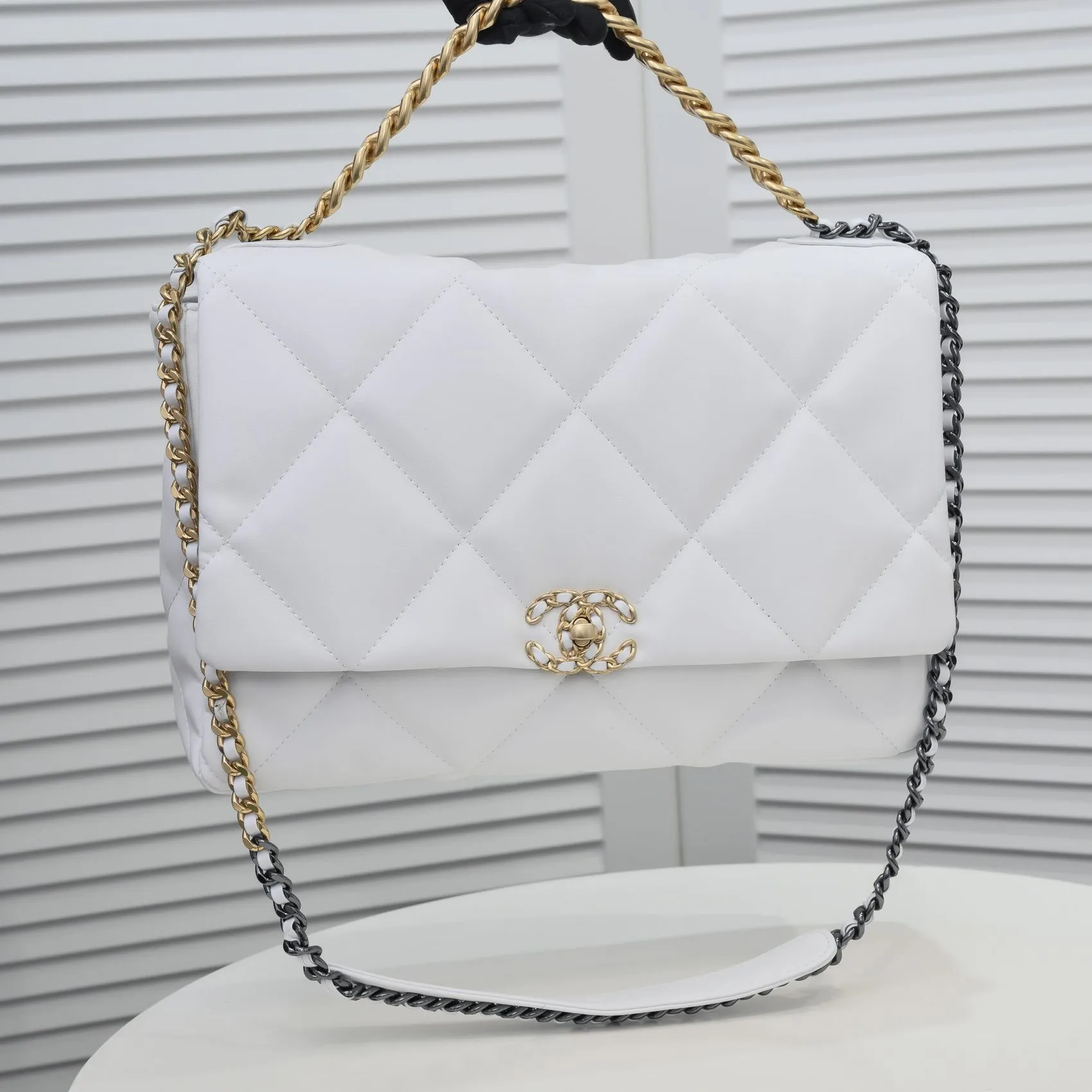 💰480￥Pure white large size Chanel’s latest hot style is now available📣📣Synchronized with counters🤭Imported cowhide🐂feels very soft. The upper body effect is super good, it can be carried by hand, on one shoulder or cross-body, showing the elegance and charm of women. Hurry up and get it. Style number: 9012. Size: 36*24*14cm.