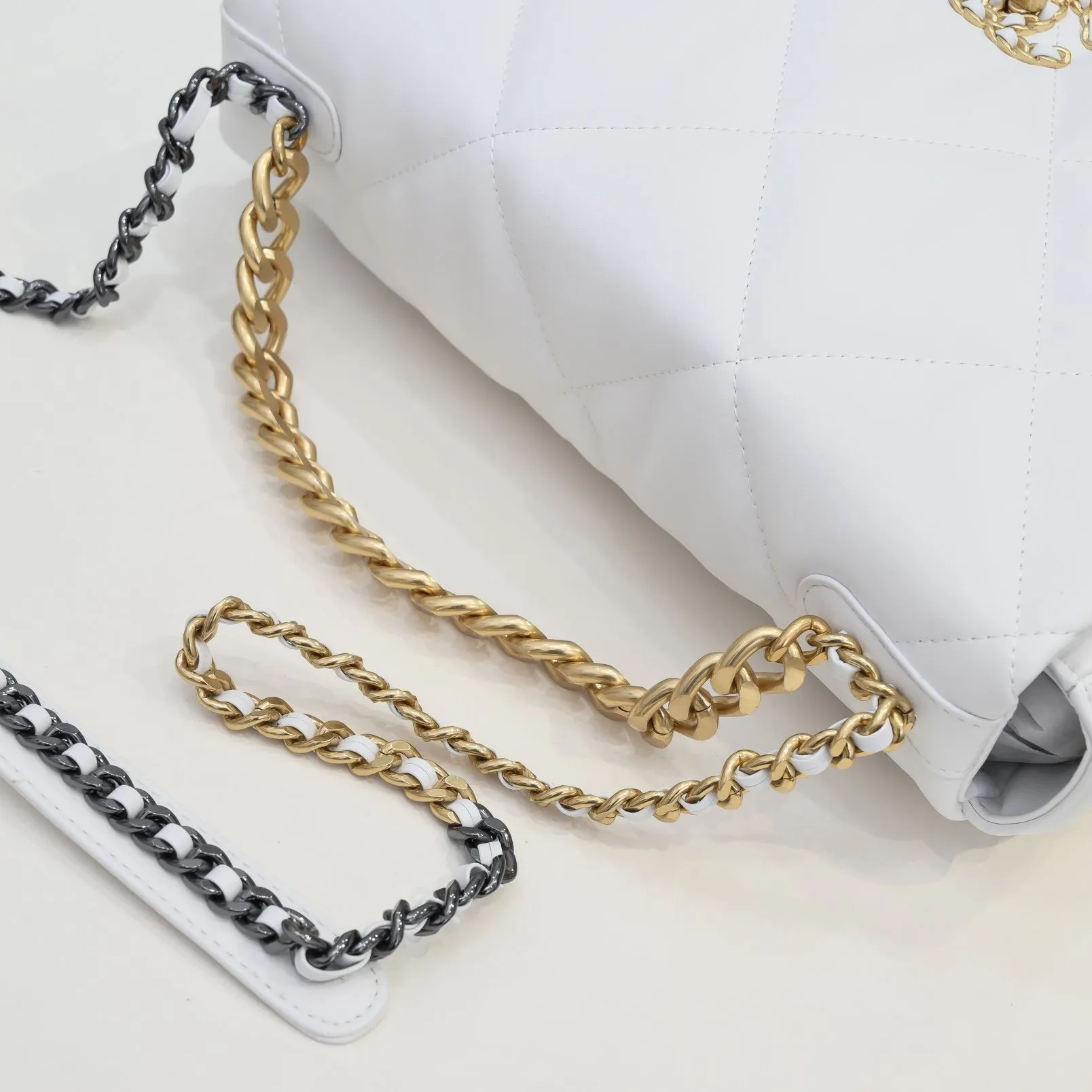 💰480￥Pure white large size Chanel’s latest hot style is now available📣📣Synchronized with counters🤭Imported cowhide🐂feels very soft. The upper body effect is super good, it can be carried by hand, on one shoulder or cross-body, showing the elegance and charm of women. Hurry up and get it. Style number: 9012. Size: 36*24*14cm.