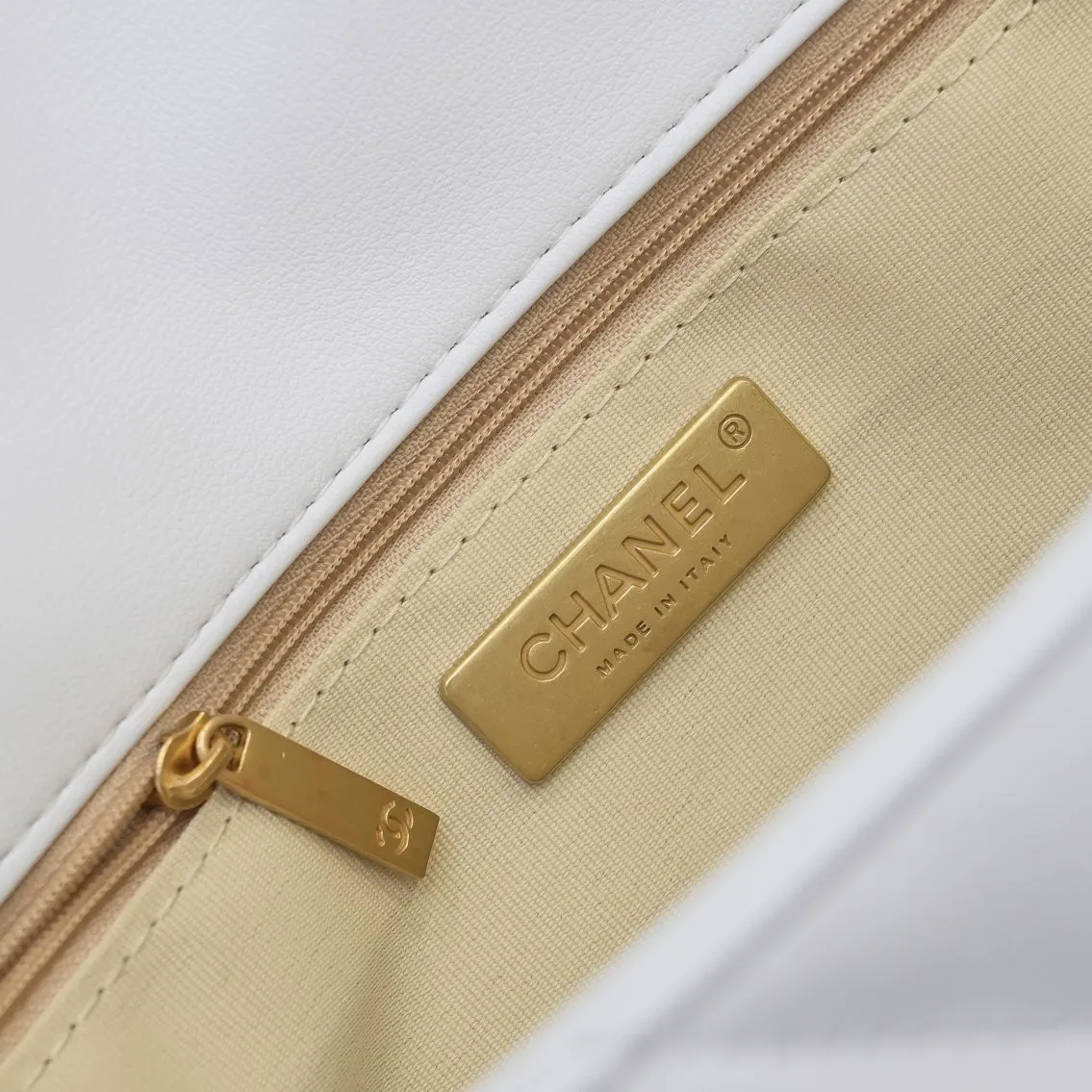 💰480￥Pure white large size Chanel’s latest hot style is now available📣📣Synchronized with counters🤭Imported cowhide🐂feels very soft. The upper body effect is super good, it can be carried by hand, on one shoulder or cross-body, showing the elegance and charm of women. Hurry up and get it. Style number: 9012. Size: 36*24*14cm.