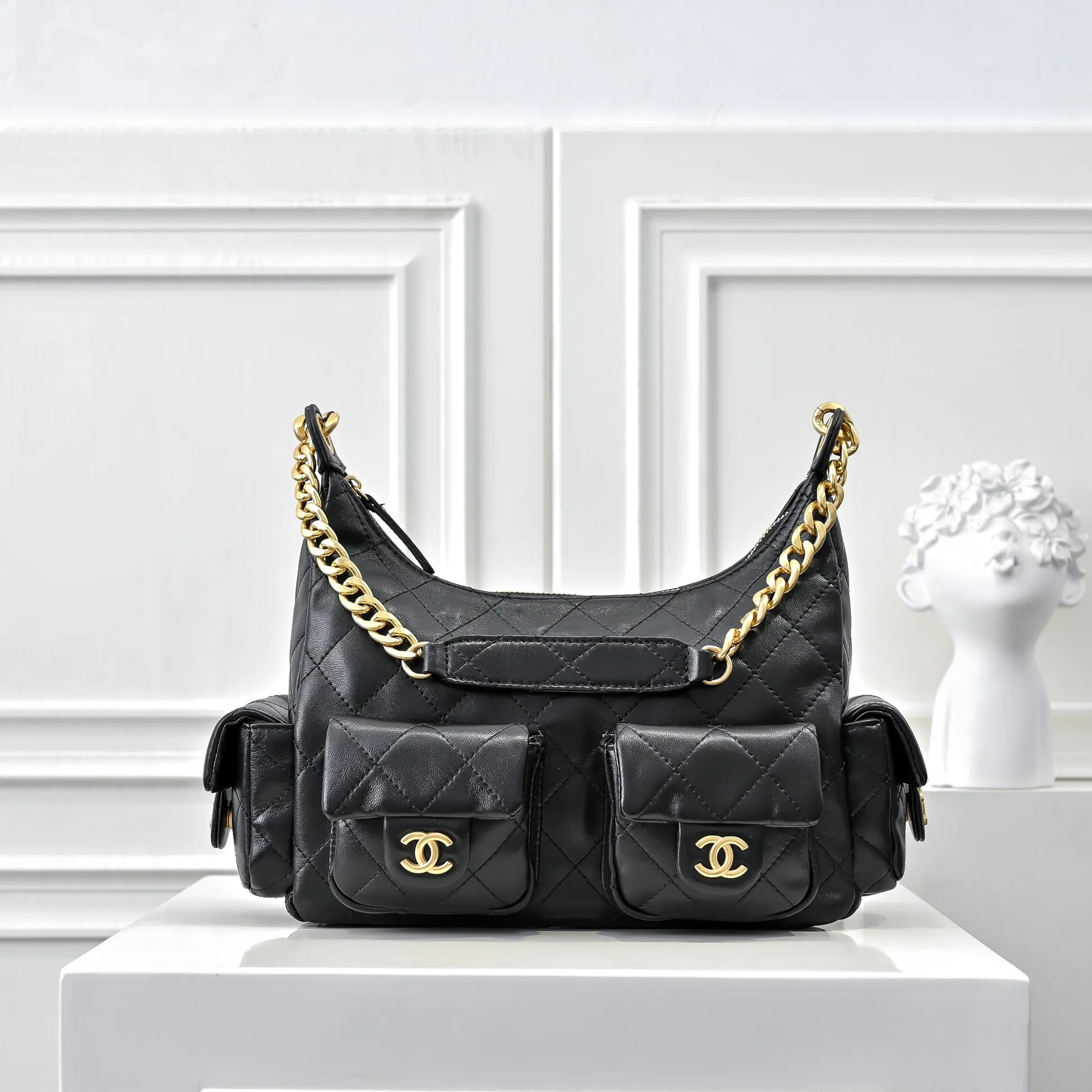💰540￥CHANEL25C new model. This bag is really unexpectedly light and good-looking in person. It has four slip pockets that make the whole bag full of energy. The chain is a thick chain, but the whole bag has no weight. It is a bag that can be carried on the go. The body is made of lambskin, and the hardware is distressed. It looks very high-quality! ! The capacity is also huge, 🉑️ can accommodate large mobile phones, ink marks 🕶️, etc... It’s not small at all. It’s really, really recommended for daily use or taking photos of concave shapes! Size: 32x27cm, style number: 1220