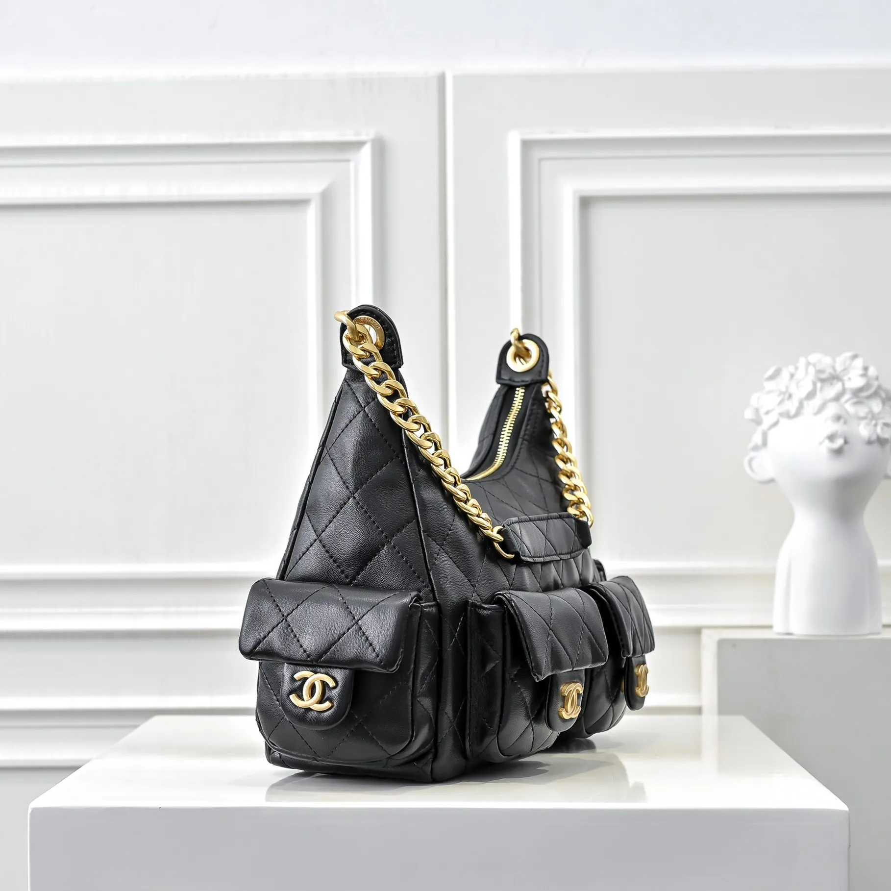 💰540￥CHANEL25C new model. This bag is really unexpectedly light and good-looking in person. It has four slip pockets that make the whole bag full of energy. The chain is a thick chain, but the whole bag has no weight. It is a bag that can be carried on the go. The body is made of lambskin, and the hardware is distressed. It looks very high-quality! ! The capacity is also huge, 🉑️ can accommodate large mobile phones, ink marks 🕶️, etc... It’s not small at all. It’s really, really recommended for daily use or taking photos of concave shapes! Size: 32x27cm, style number: 1220