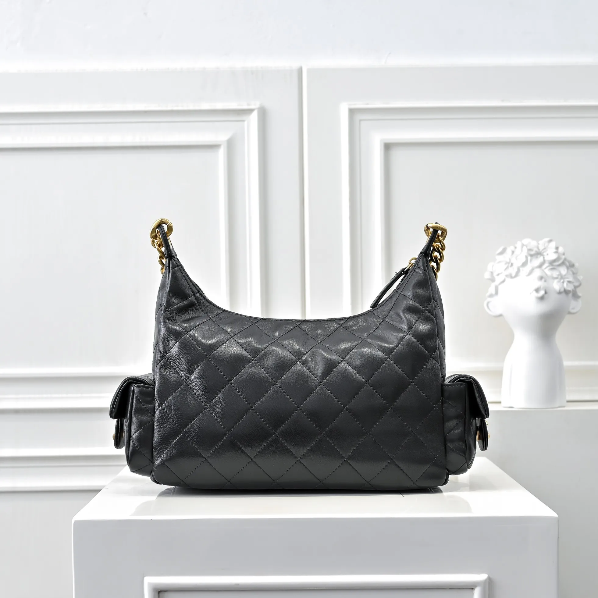 💰540￥CHANEL25C new model. This bag is really unexpectedly light and good-looking in person. It has four slip pockets that make the whole bag full of energy. The chain is a thick chain, but the whole bag has no weight. It is a bag that can be carried on the go. The body is made of lambskin, and the hardware is distressed. It looks very high-quality! ! The capacity is also huge, 🉑️ can accommodate large mobile phones, ink marks 🕶️, etc... It’s not small at all. It’s really, really recommended for daily use or taking photos of concave shapes! Size: 32x27cm, style number: 1220