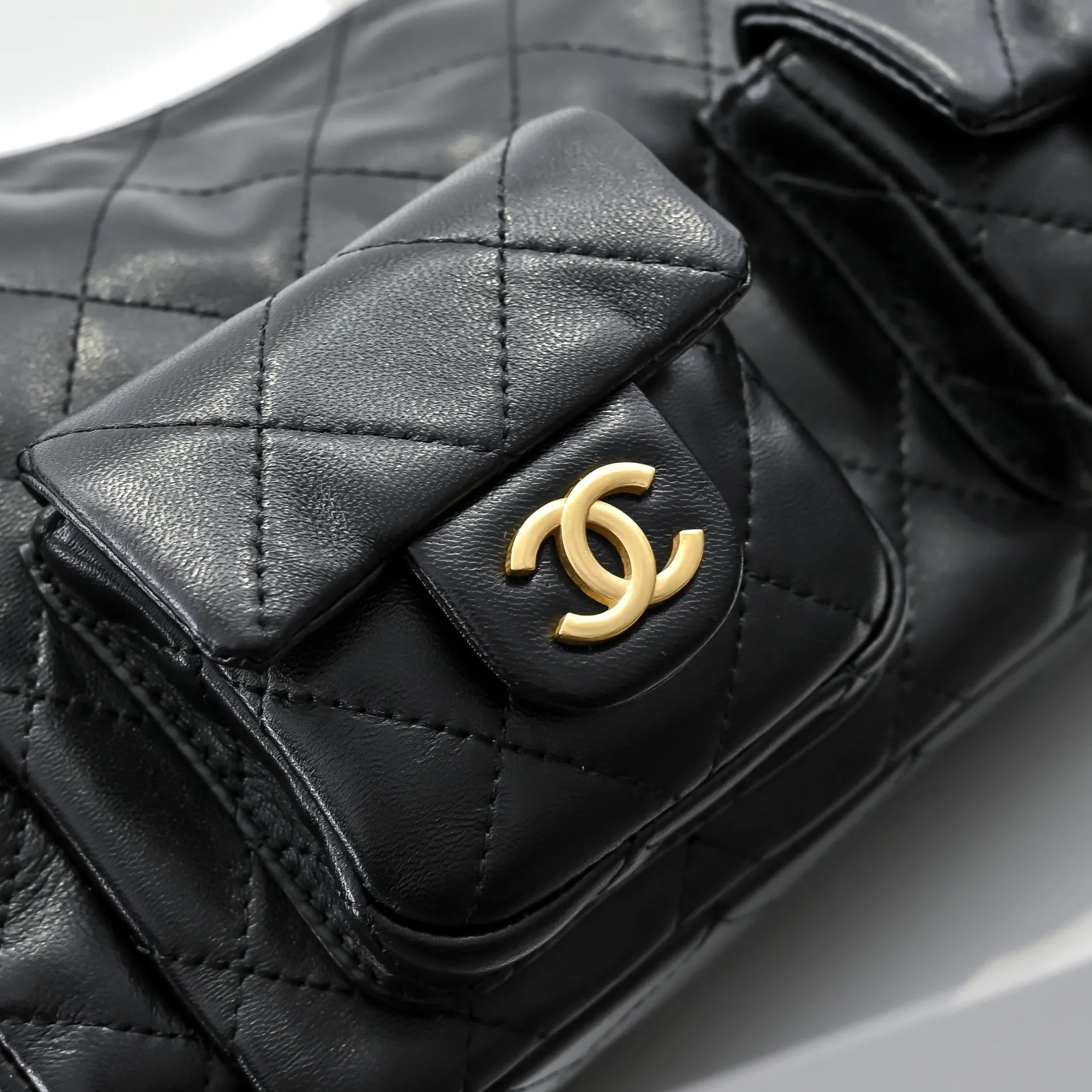 💰540￥CHANEL25C new model. This bag is really unexpectedly light and good-looking in person. It has four slip pockets that make the whole bag full of energy. The chain is a thick chain, but the whole bag has no weight. It is a bag that can be carried on the go. The body is made of lambskin, and the hardware is distressed. It looks very high-quality! ! The capacity is also huge, 🉑️ can accommodate large mobile phones, ink marks 🕶️, etc... It’s not small at all. It’s really, really recommended for daily use or taking photos of concave shapes! Size: 32x27cm, style number: 1220