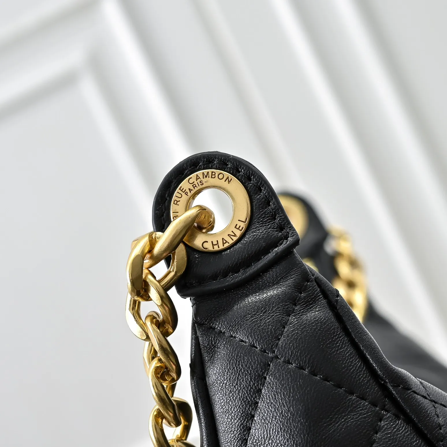 💰540￥CHANEL25C new model. This bag is really unexpectedly light and good-looking in person. It has four slip pockets that make the whole bag full of energy. The chain is a thick chain, but the whole bag has no weight. It is a bag that can be carried on the go. The body is made of lambskin, and the hardware is distressed. It looks very high-quality! ! The capacity is also huge, 🉑️ can accommodate large mobile phones, ink marks 🕶️, etc... It’s not small at all. It’s really, really recommended for daily use or taking photos of concave shapes! Size: 32x27cm, style number: 1220