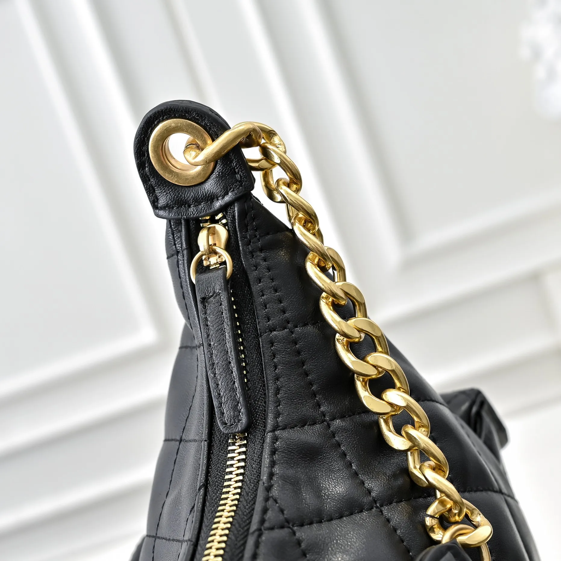 💰540￥CHANEL25C new model. This bag is really unexpectedly light and good-looking in person. It has four slip pockets that make the whole bag full of energy. The chain is a thick chain, but the whole bag has no weight. It is a bag that can be carried on the go. The body is made of lambskin, and the hardware is distressed. It looks very high-quality! ! The capacity is also huge, 🉑️ can accommodate large mobile phones, ink marks 🕶️, etc... It’s not small at all. It’s really, really recommended for daily use or taking photos of concave shapes! Size: 32x27cm, style number: 1220