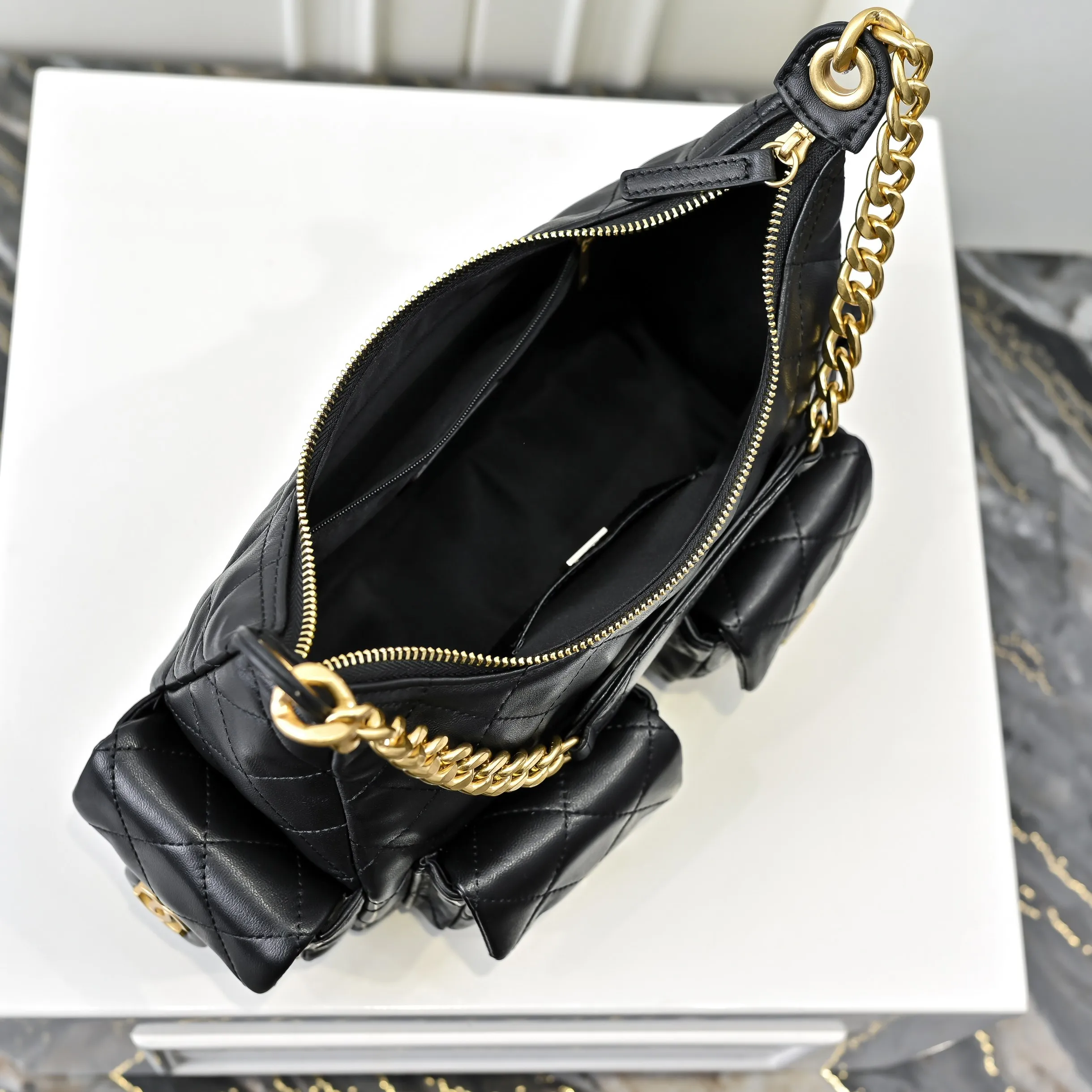 💰540￥CHANEL25C new model. This bag is really unexpectedly light and good-looking in person. It has four slip pockets that make the whole bag full of energy. The chain is a thick chain, but the whole bag has no weight. It is a bag that can be carried on the go. The body is made of lambskin, and the hardware is distressed. It looks very high-quality! ! The capacity is also huge, 🉑️ can accommodate large mobile phones, ink marks 🕶️, etc... It’s not small at all. It’s really, really recommended for daily use or taking photos of concave shapes! Size: 32x27cm, style number: 1220