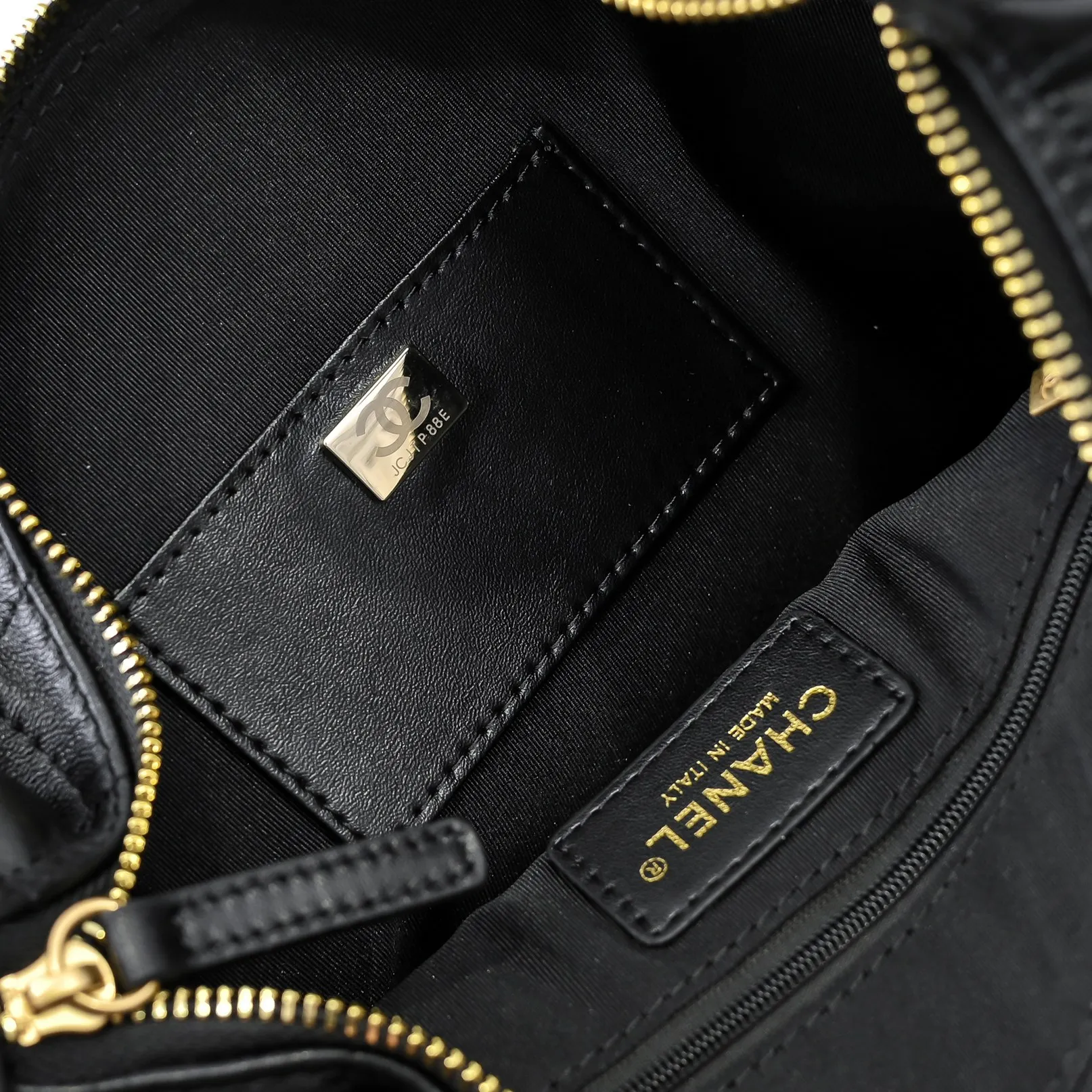 💰540￥CHANEL25C new model. This bag is really unexpectedly light and good-looking in person. It has four slip pockets that make the whole bag full of energy. The chain is a thick chain, but the whole bag has no weight. It is a bag that can be carried on the go. The body is made of lambskin, and the hardware is distressed. It looks very high-quality! ! The capacity is also huge, 🉑️ can accommodate large mobile phones, ink marks 🕶️, etc... It’s not small at all. It’s really, really recommended for daily use or taking photos of concave shapes! Size: 32x27cm, style number: 1220