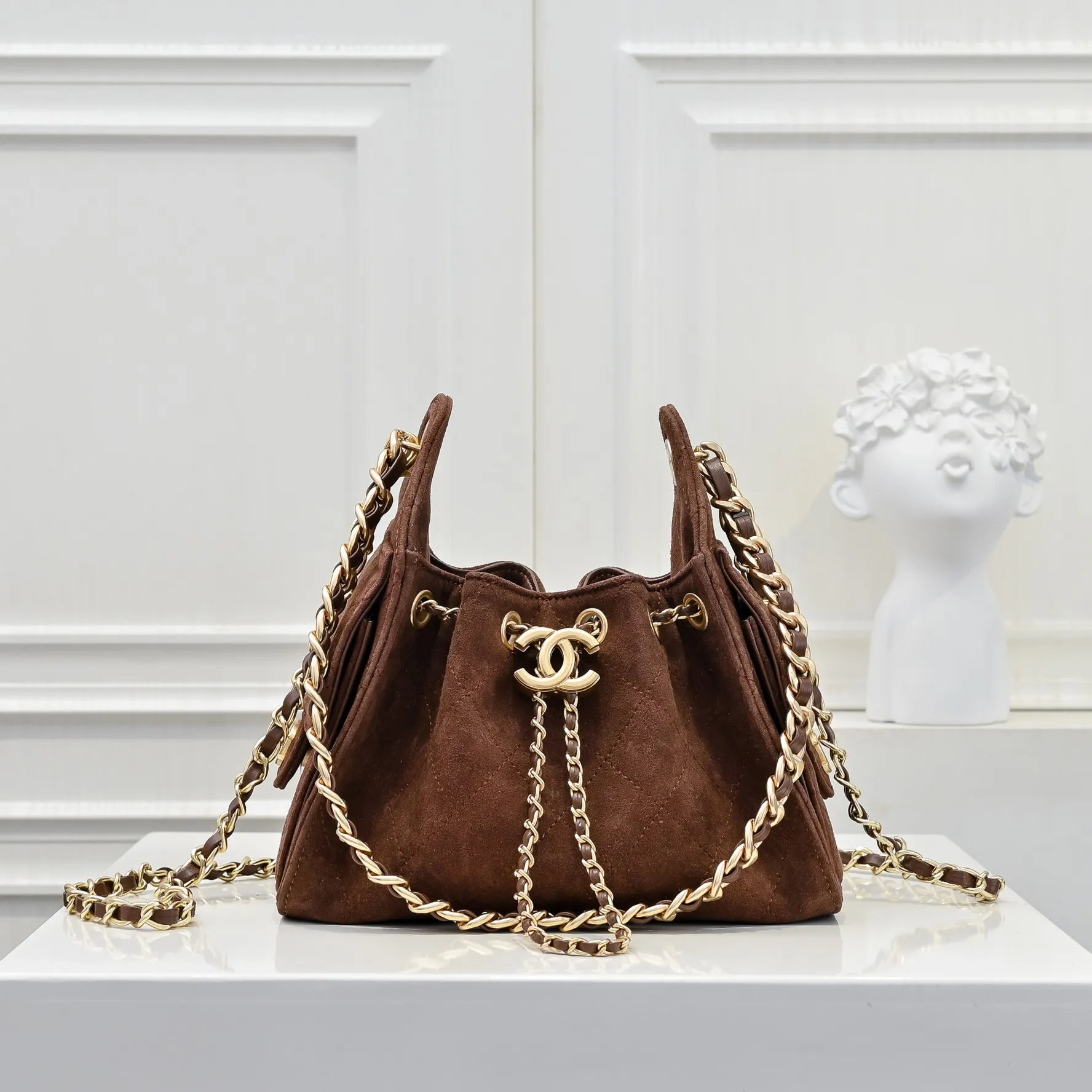 💰520￥Mini chanel 25c bag king matte suede hobo underarm bag hippie underarm bag mini retro gold coin button drawstring bucket bag + diamond pattern + retro black gold classic chain design, full of high-end sense! A must-have for daily travel, with exquisite appearance and delicate texture, it can be easily worn in both casual and formal occasions. It is small and cute and comes with a cross-body chain, which is very nice. Size: 20x22x12.5cm Style number: 7016 Material: frosted