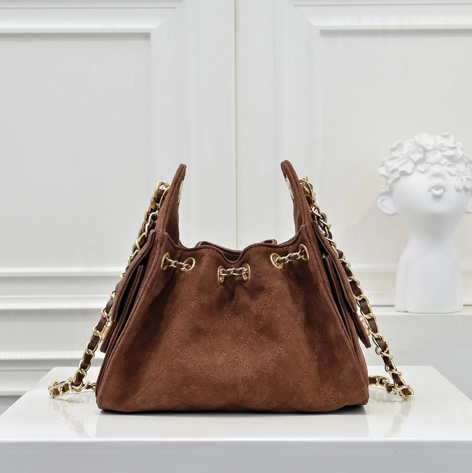 💰520￥Mini chanel 25c bag king matte suede hobo underarm bag hippie underarm bag mini retro gold coin button drawstring bucket bag + diamond pattern + retro black gold classic chain design, full of high-end sense! A must-have for daily travel, with exquisite appearance and delicate texture, it can be easily worn in both casual and formal occasions. It is small and cute and comes with a cross-body chain, which is very nice. Size: 20x22x12.5cm Style number: 7016 Material: frosted