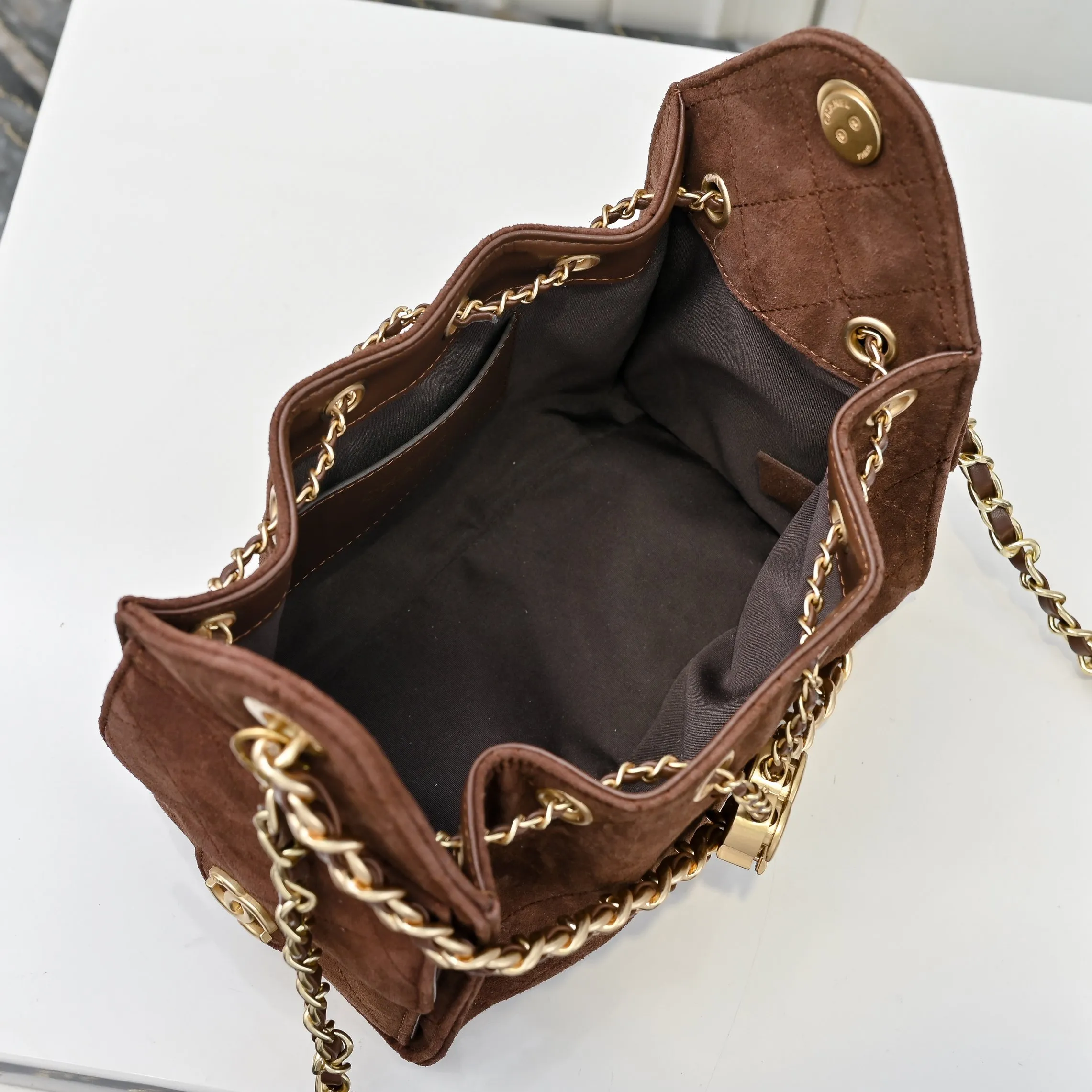 💰520￥Mini chanel 25c bag king matte suede hobo underarm bag hippie underarm bag mini retro gold coin button drawstring bucket bag + diamond pattern + retro black gold classic chain design, full of high-end sense! A must-have for daily travel, with exquisite appearance and delicate texture, it can be easily worn in both casual and formal occasions. It is small and cute and comes with a cross-body chain, which is very nice. Size: 20x22x12.5cm Style number: 7016 Material: frosted