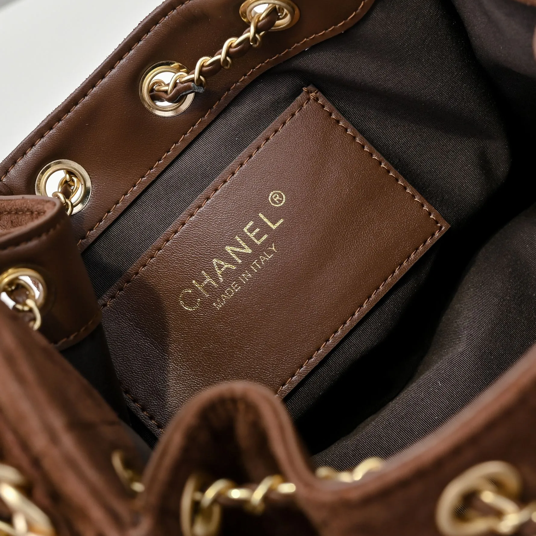 💰520￥Mini chanel 25c bag king matte suede hobo underarm bag hippie underarm bag mini retro gold coin button drawstring bucket bag + diamond pattern + retro black gold classic chain design, full of high-end sense! A must-have for daily travel, with exquisite appearance and delicate texture, it can be easily worn in both casual and formal occasions. It is small and cute and comes with a cross-body chain, which is very nice. Size: 20x22x12.5cm Style number: 7016 Material: frosted