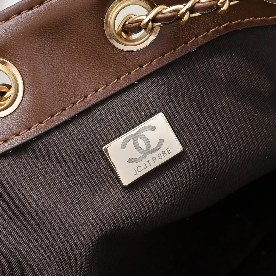 💰520￥Mini chanel 25c bag king matte suede hobo underarm bag hippie underarm bag mini retro gold coin button drawstring bucket bag + diamond pattern + retro black gold classic chain design, full of high-end sense! A must-have for daily travel, with exquisite appearance and delicate texture, it can be easily worn in both casual and formal occasions. It is small and cute and comes with a cross-body chain, which is very nice. Size: 20x22x12.5cm Style number: 7016 Material: frosted