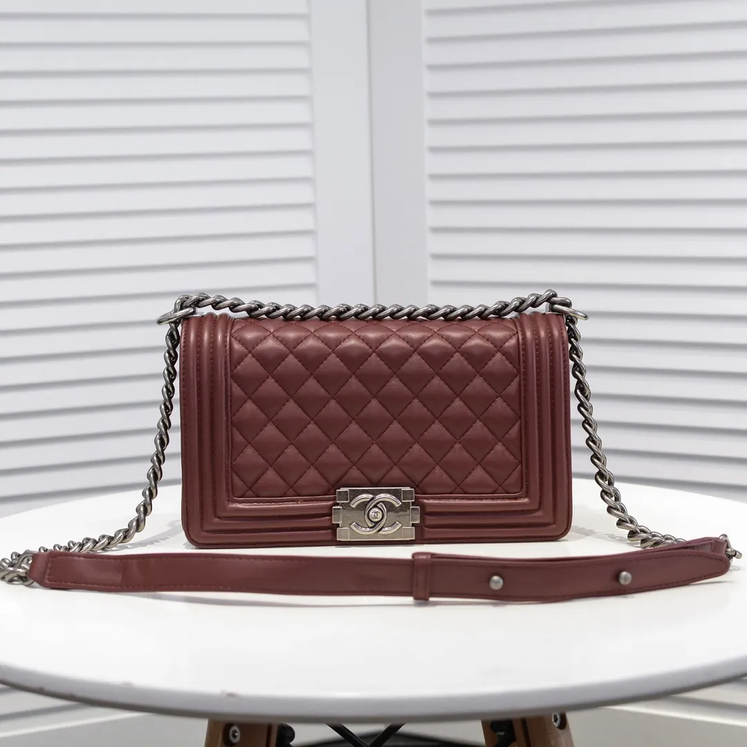 💰420￥ (Full sheepskin with original hardware) [Smile] Chanel Chanel 👑 Lambskin [Lightning] Thickened electroplated hardware accessories 🌈 The workmanship is comparable to the original order 💪 The bottom can be pinched and rebounded without trace, absolutely spot-on and real-life, fashionable and durable 💪💪 High-end quality, no pressure in and out of the drill cabinet 💏, size 25*15*8cm Style number: 67086