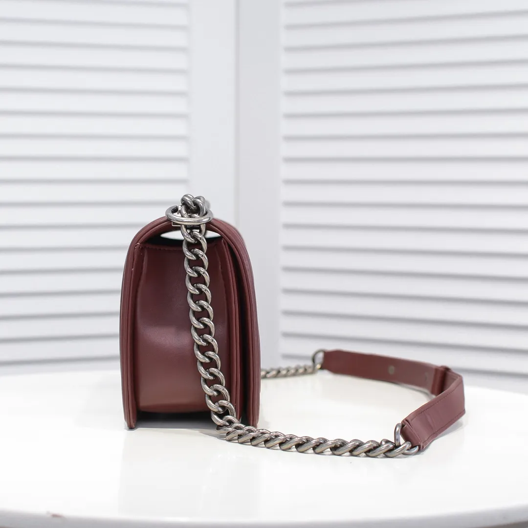 💰420￥ (Full sheepskin with original hardware) [Smile] Chanel Chanel 👑 Lambskin [Lightning] Thickened electroplated hardware accessories 🌈 The workmanship is comparable to the original order 💪 The bottom can be pinched and rebounded without trace, absolutely spot-on and real-life, fashionable and durable 💪💪 High-end quality, no pressure in and out of the drill cabinet 💏, size 25*15*8cm Style number: 67086