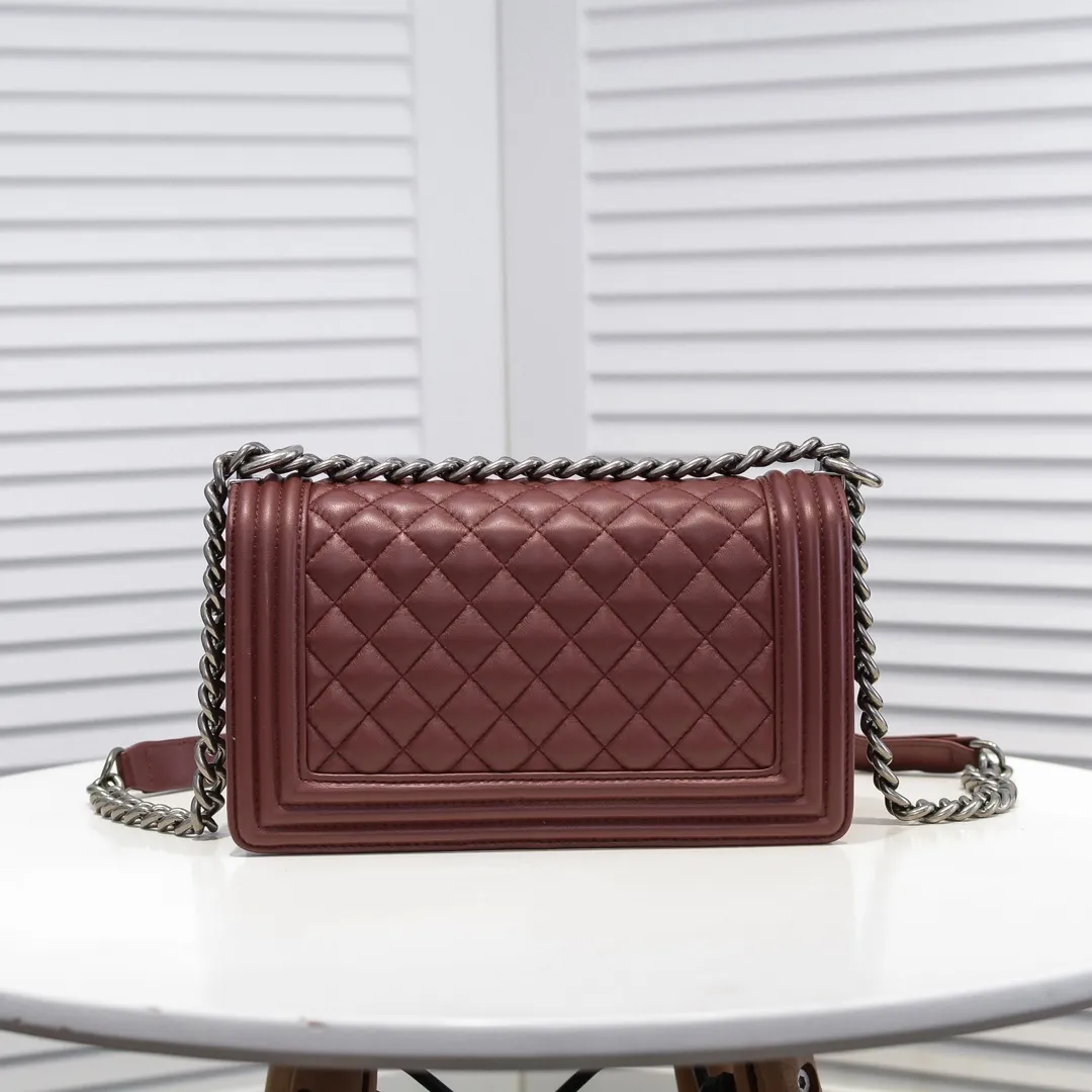 💰420￥ (Full sheepskin with original hardware) [Smile] Chanel Chanel 👑 Lambskin [Lightning] Thickened electroplated hardware accessories 🌈 The workmanship is comparable to the original order 💪 The bottom can be pinched and rebounded without trace, absolutely spot-on and real-life, fashionable and durable 💪💪 High-end quality, no pressure in and out of the drill cabinet 💏, size 25*15*8cm Style number: 67086