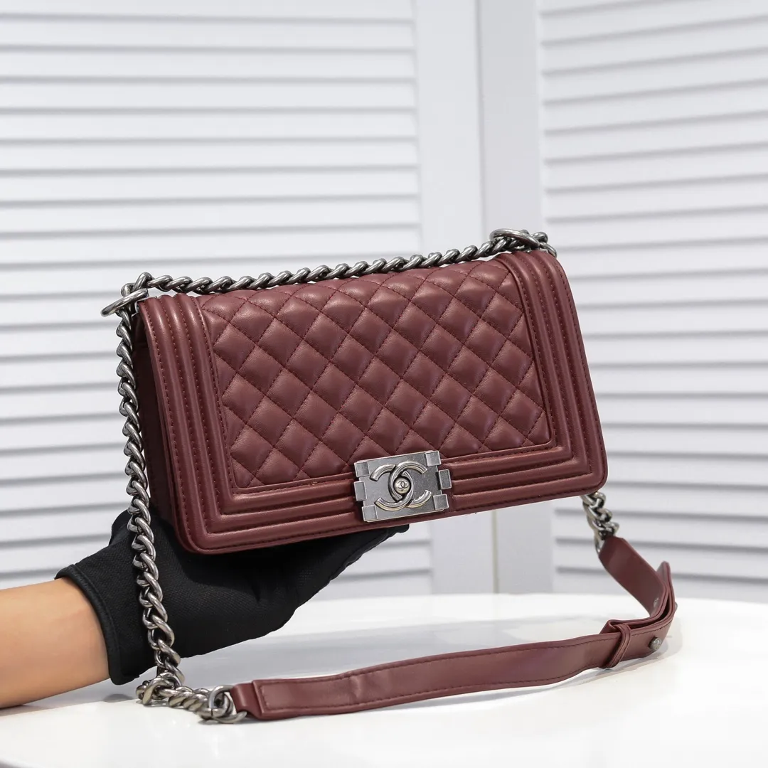 💰420￥ (Full sheepskin with original hardware) [Smile] Chanel Chanel 👑 Lambskin [Lightning] Thickened electroplated hardware accessories 🌈 The workmanship is comparable to the original order 💪 The bottom can be pinched and rebounded without trace, absolutely spot-on and real-life, fashionable and durable 💪💪 High-end quality, no pressure in and out of the drill cabinet 💏, size 25*15*8cm Style number: 67086