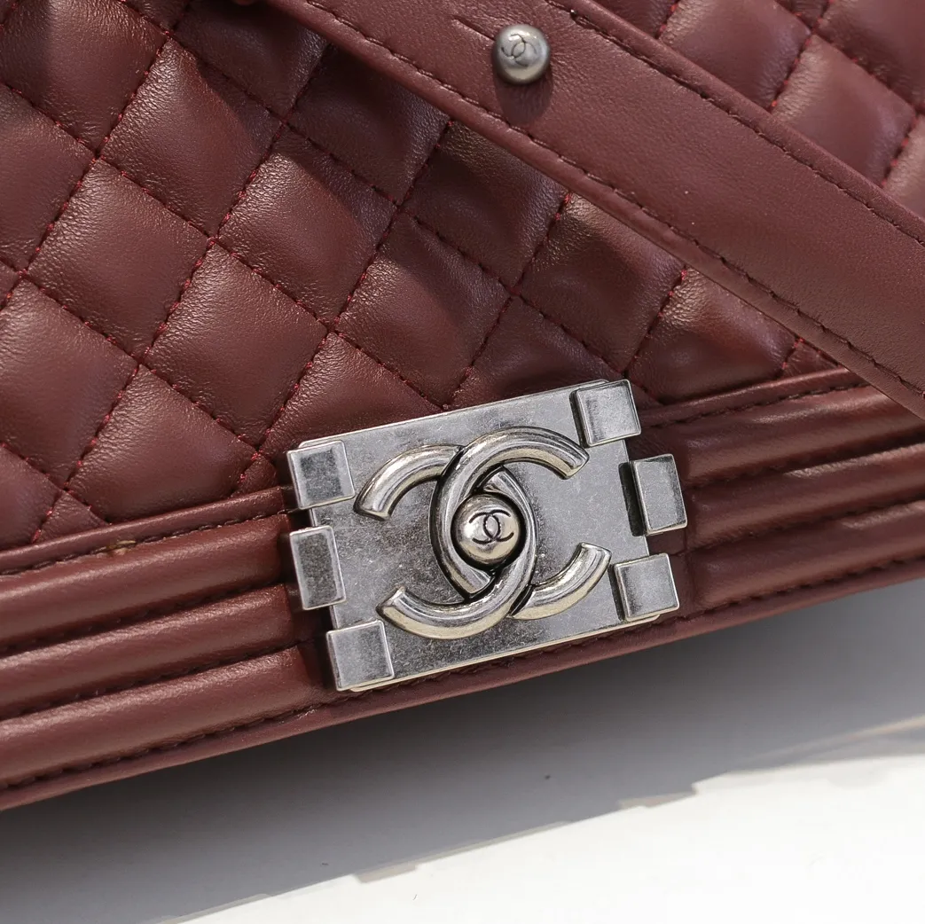 💰420￥ (Full sheepskin with original hardware) [Smile] Chanel Chanel 👑 Lambskin [Lightning] Thickened electroplated hardware accessories 🌈 The workmanship is comparable to the original order 💪 The bottom can be pinched and rebounded without trace, absolutely spot-on and real-life, fashionable and durable 💪💪 High-end quality, no pressure in and out of the drill cabinet 💏, size 25*15*8cm Style number: 67086