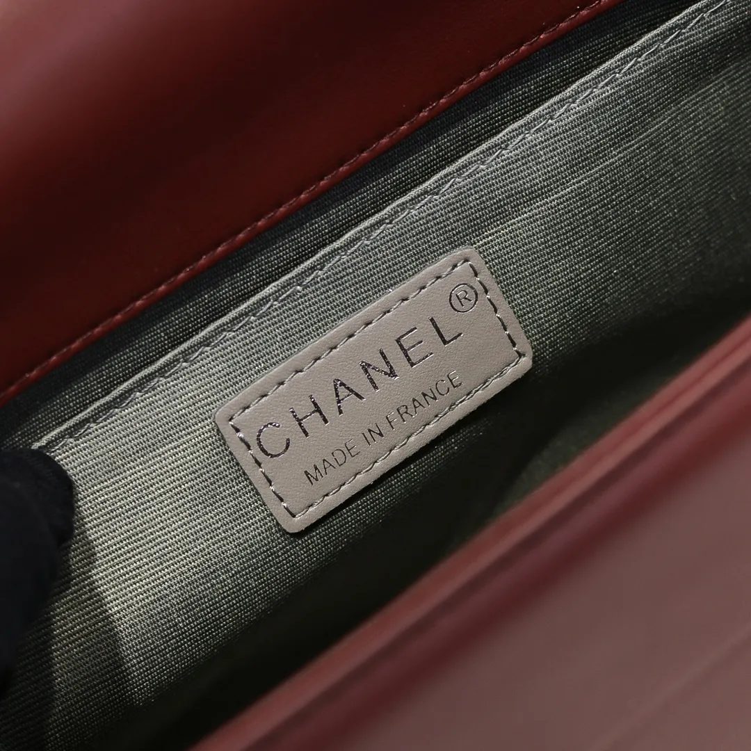 💰420￥ (Full sheepskin with original hardware) [Smile] Chanel Chanel 👑 Lambskin [Lightning] Thickened electroplated hardware accessories 🌈 The workmanship is comparable to the original order 💪 The bottom can be pinched and rebounded without trace, absolutely spot-on and real-life, fashionable and durable 💪💪 High-end quality, no pressure in and out of the drill cabinet 💏, size 25*15*8cm Style number: 67086
