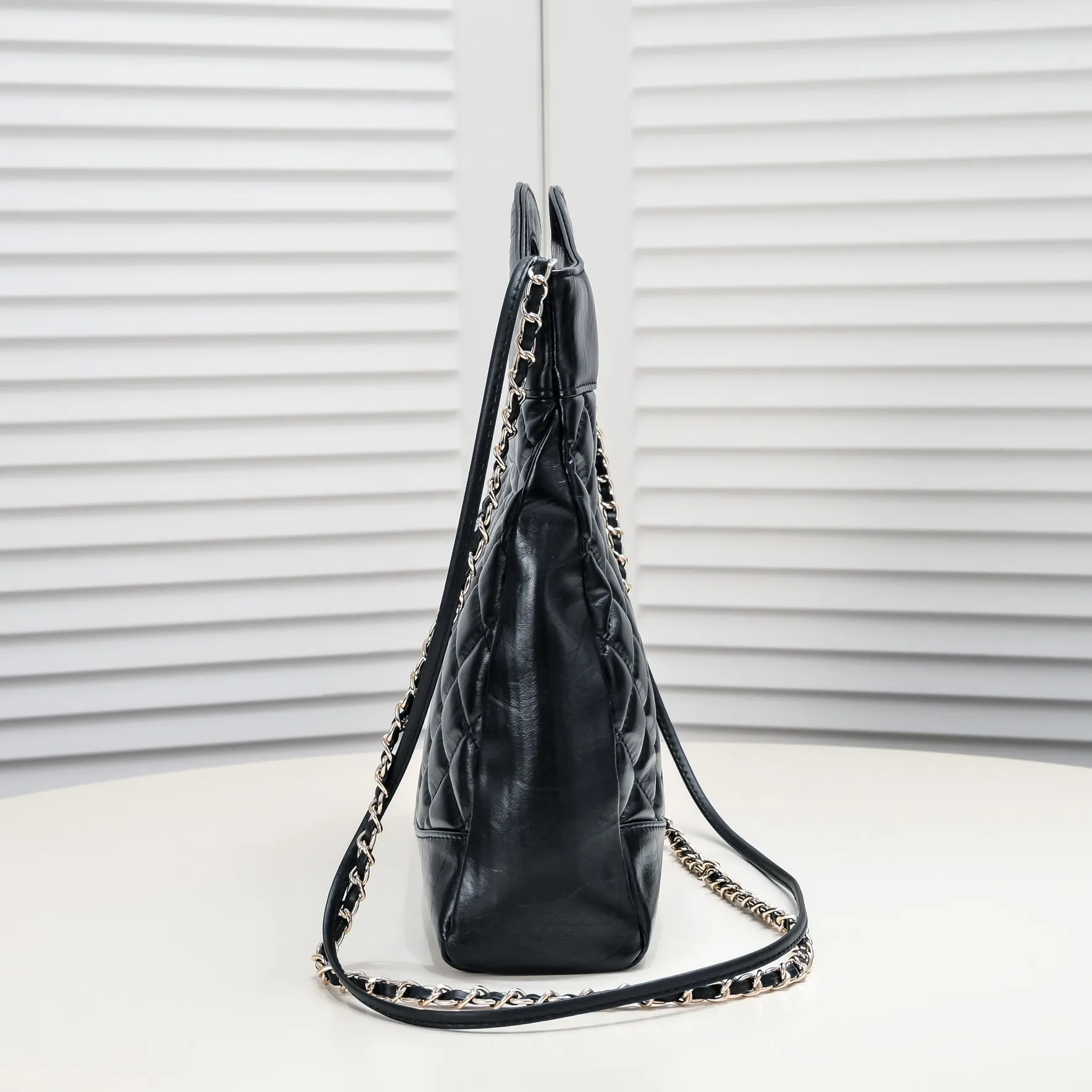 💰440￥🖤Chanel23A 🦢The king of large size 31bag 🌸Fashion representative! 31bag classic reappears! Fashion is still the same! 💗Two sizes, large and mini, to meet sisters of different styles~ The large is super cool and stylish, the mini is cute, cute and charming 💓This chocolate brown is also a treasure color, the most recommended color besides black, the real thing is very eye-catching and high-end! 👛Retro cowhide leather, the capacity is also practical and touching. One pack can be carried multiple times, no problem! Style number: 9109 large size: 35x33x8cm