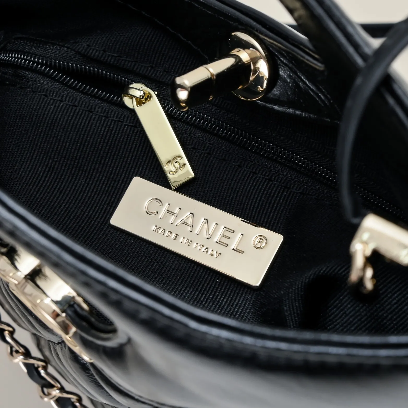 💰440￥🖤Chanel23A 🦢The king of large size 31bag 🌸Fashion representative! 31bag classic reappears! Fashion is still the same! 💗Two sizes, large and mini, to meet sisters of different styles~ The large is super cool and stylish, the mini is cute, cute and charming 💓This chocolate brown is also a treasure color, the most recommended color besides black, the real thing is very eye-catching and high-end! 👛Retro cowhide leather, the capacity is also practical and touching. One pack can be carried multiple times, no problem! Style number: 9109 large size: 35x33x8cm