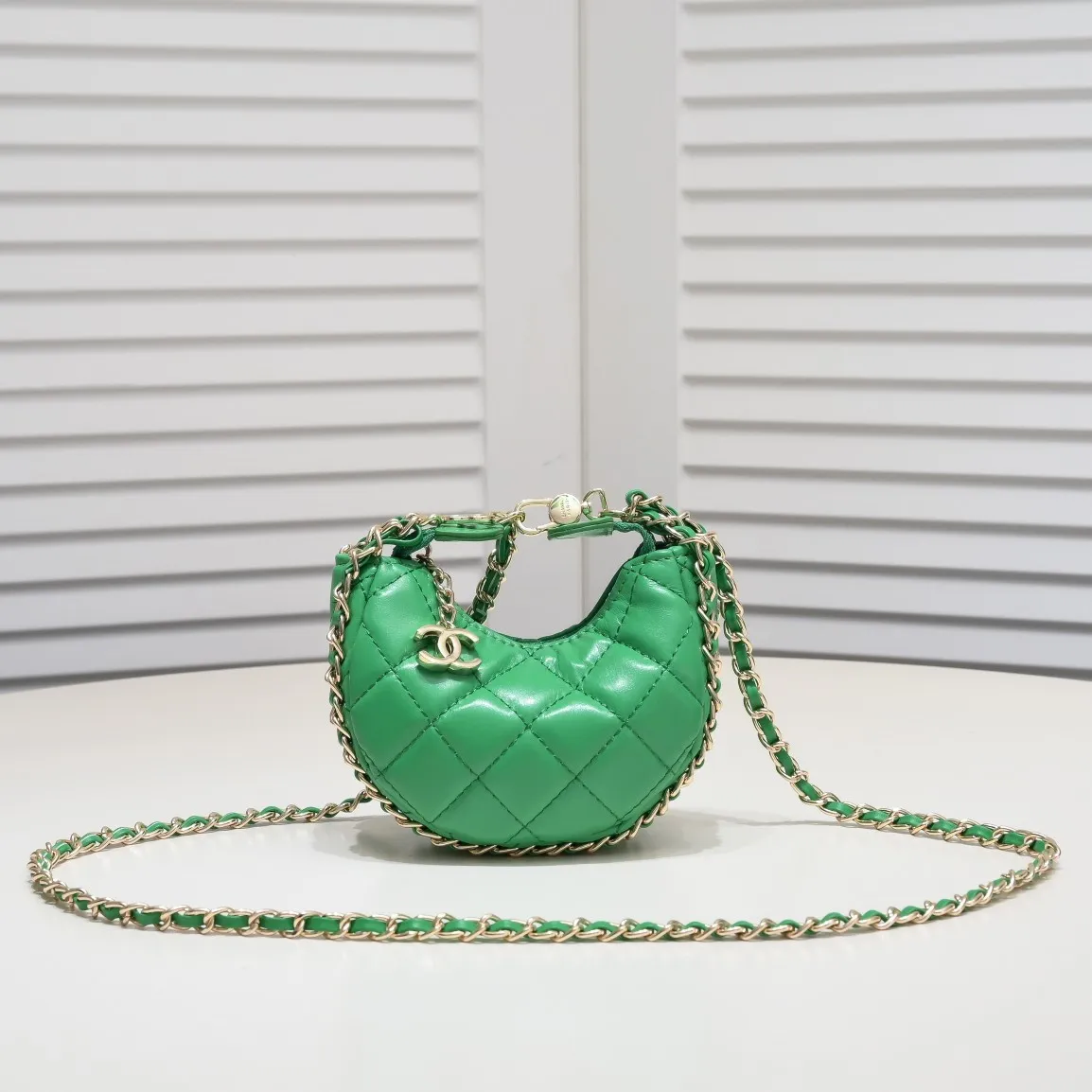 💰320￥Small size Chane1🛑23p moon bag🌙🤍l Beautiful small waste bag mini that fell in love at first glance. The hardware is light champagne gold and has a thin chain. The counter sister made it look like a small moon. I was immediately so cute that I felt soft. It deserves the first place in 23p small waste bag e. Sure enough, the end of the bag buying is not Hermès but Chanel seasonal style. Al style number: 8098 small size 💕Size: 4.1X3.7X2 (cm)